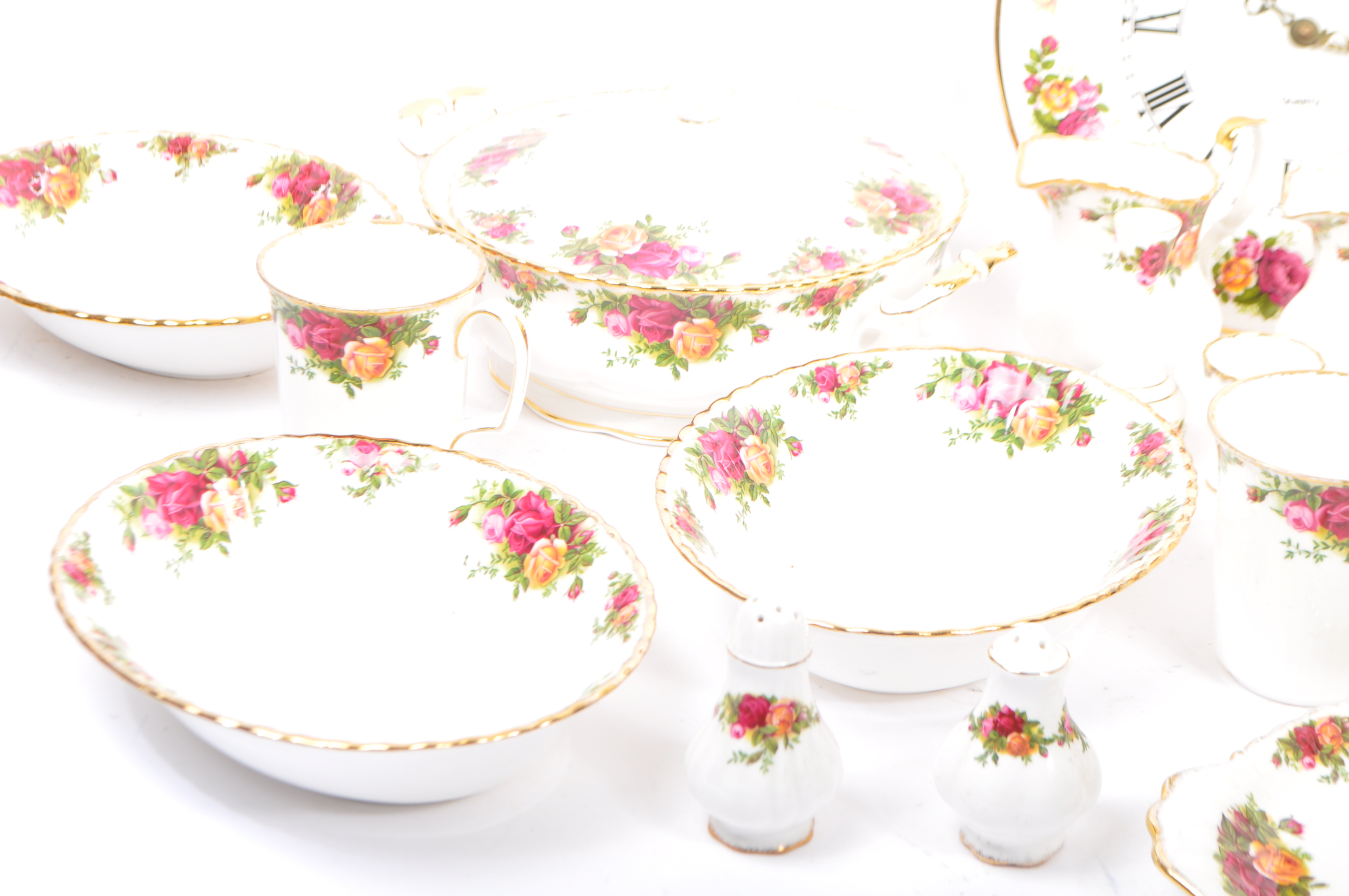 ROYAL ALBERT OLD COUNTRY ROSES CHINA TEA & DINNER SERVICE - Image 3 of 8