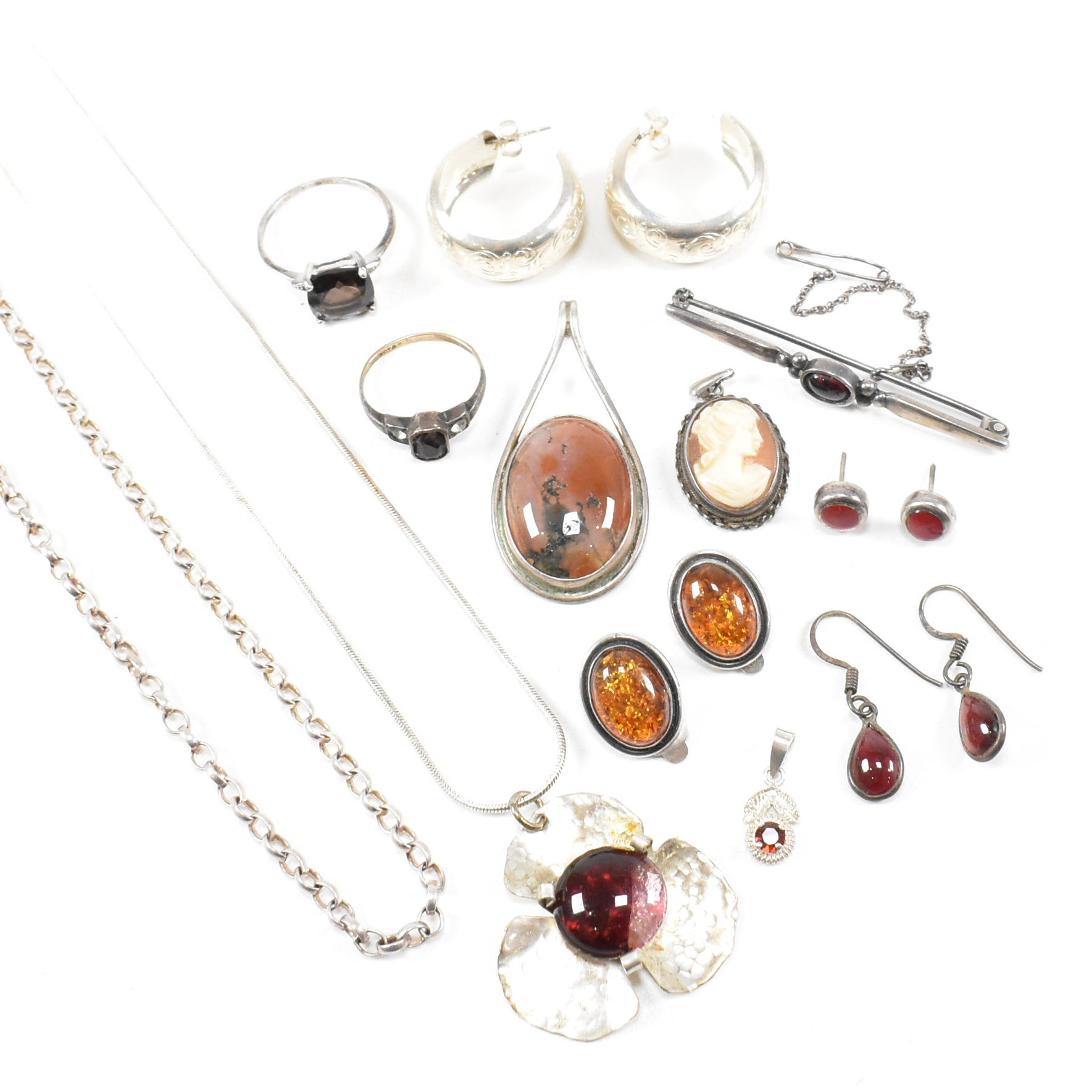 COLLECTION OF ASSORTED SILVER & WHITE METAL JEWELLERY