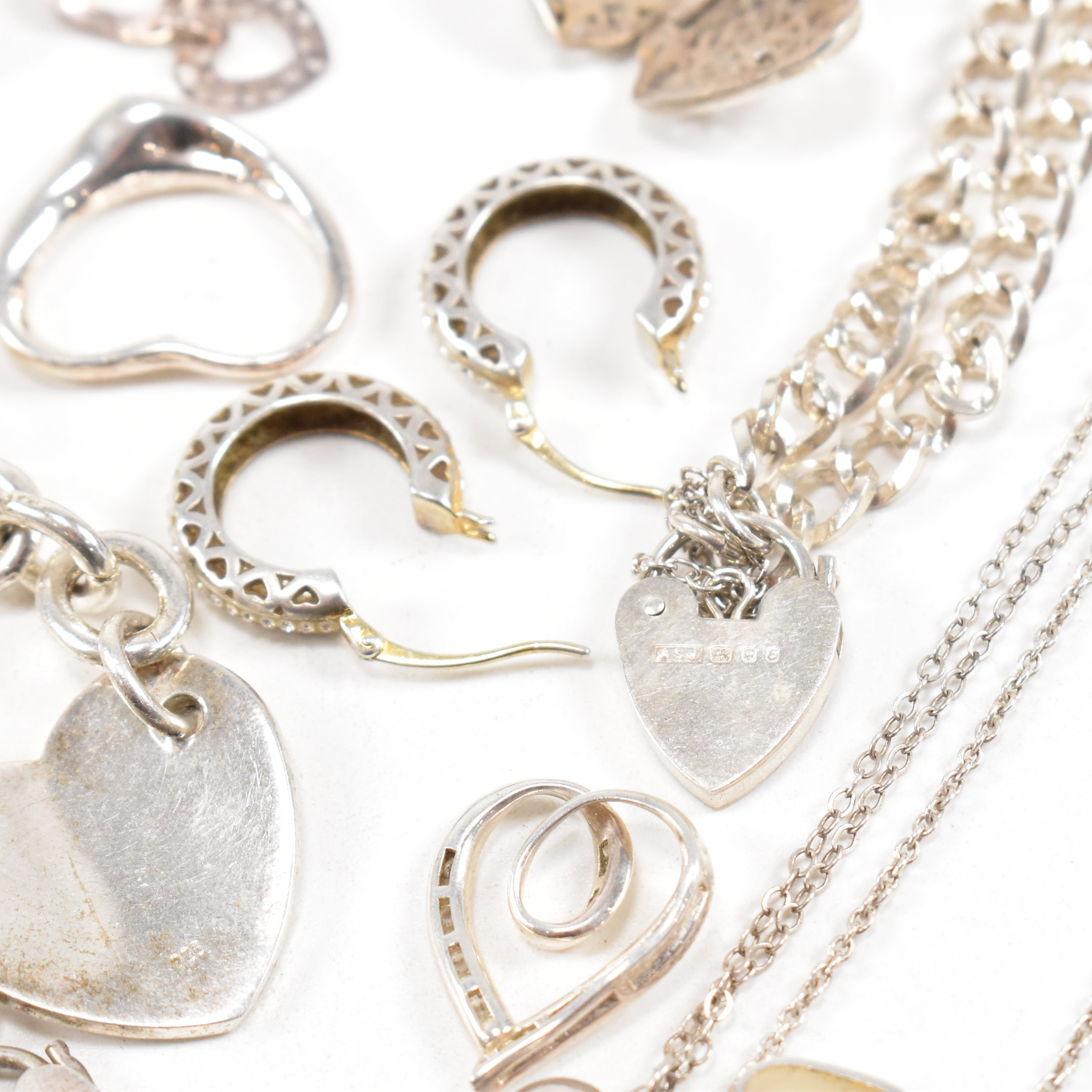 COLLECTION OF 925 SILVER & WHITE METAL HEART JEWELLERY - Image 10 of 12