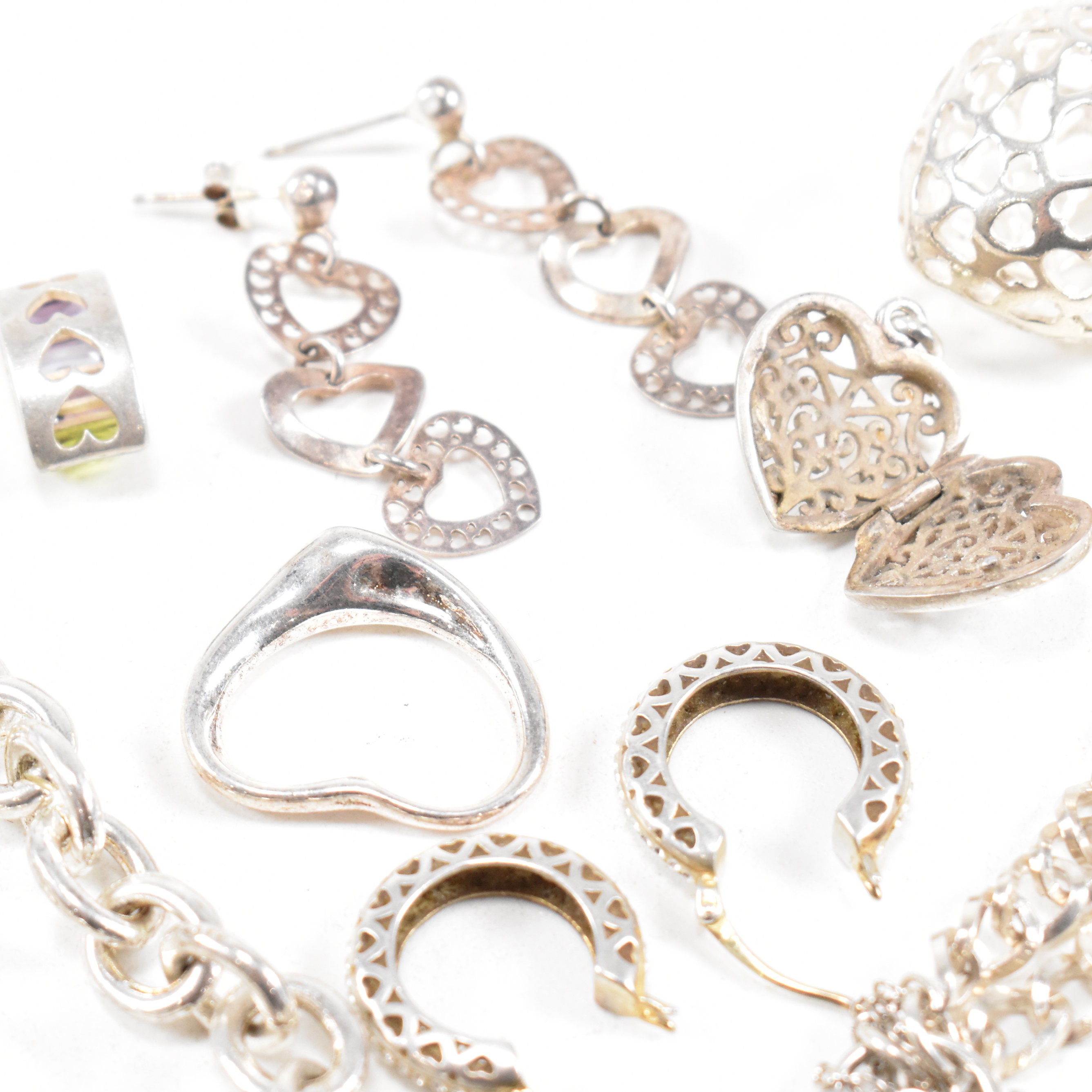 COLLECTION OF 925 SILVER & WHITE METAL HEART JEWELLERY - Image 12 of 12