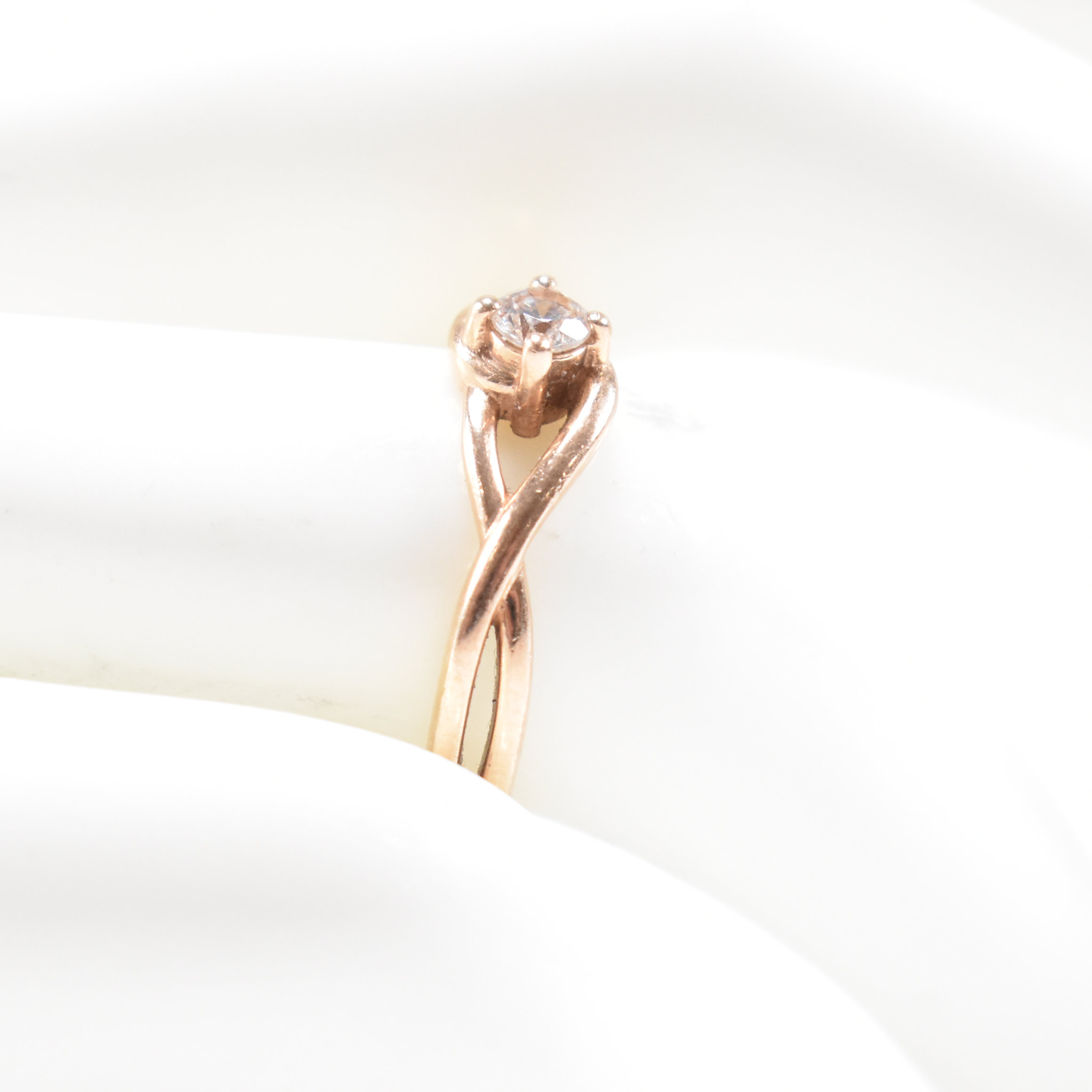 HALLMARKED 9CT ROSE GOLD & WHITE STONE SOLITAIRE CROSSOVER RING - Image 9 of 9