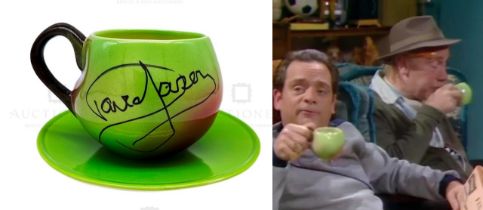 ONLY FOOLS & HORSES - DAVID JASON SIGNED APPLE MUG