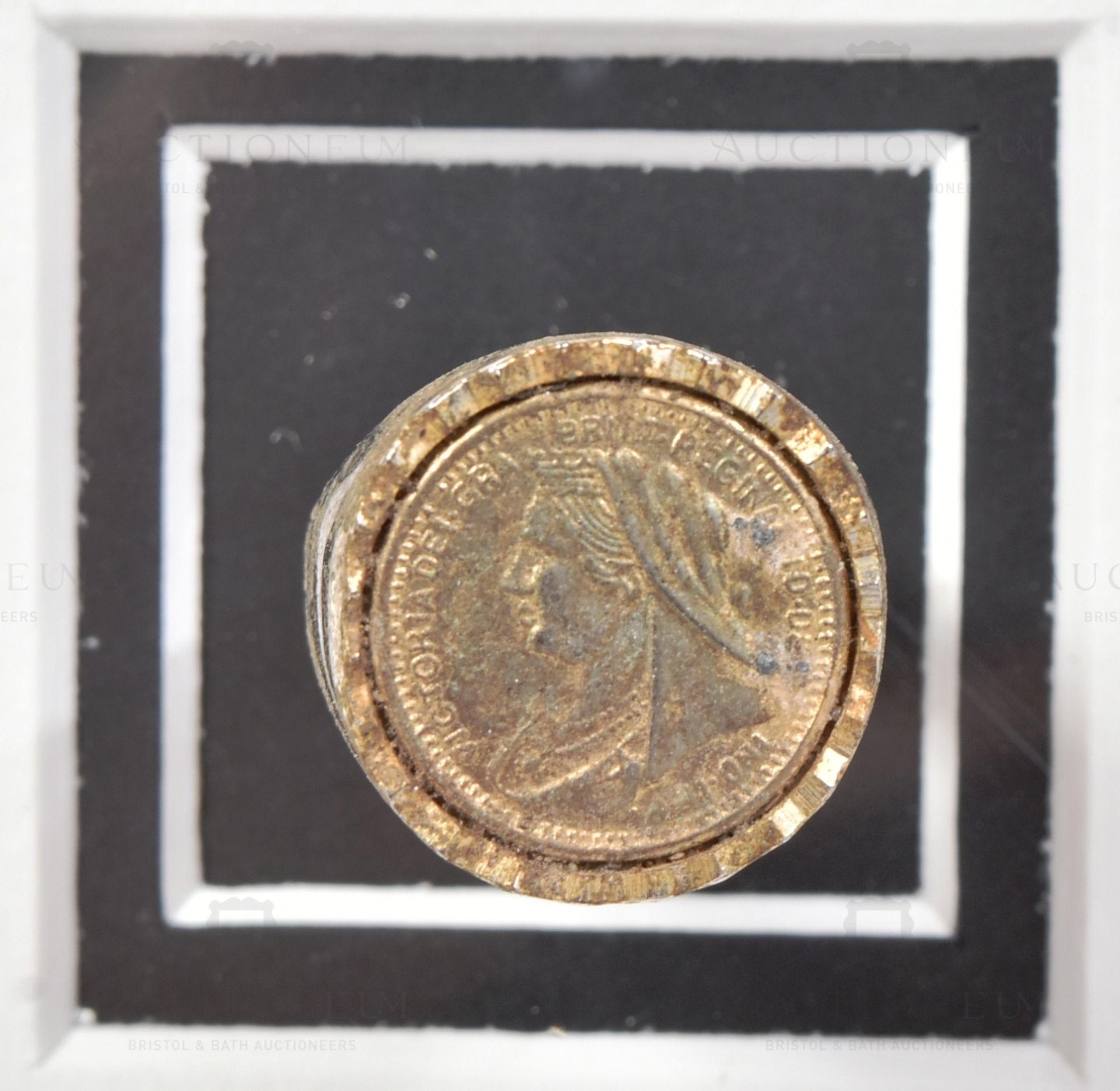 ONLY FOOLS & HORSES - DEL BOYS SCREEN USED SOVEREIGN RING - Image 2 of 5