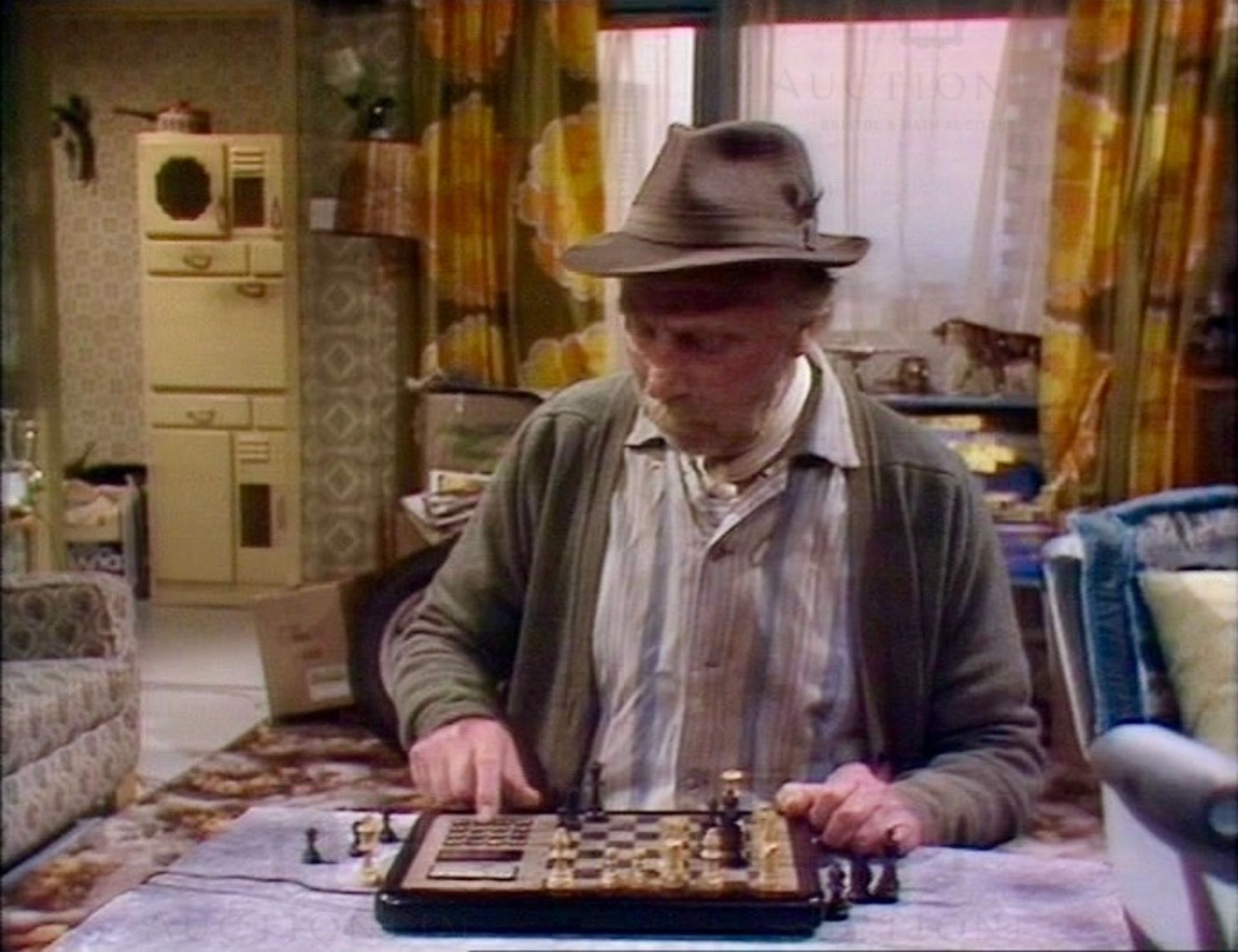 ONLY FOOLS & HORSES - SIR DAVID JASON SIGNED TALKING CHESS GAME - Image 6 of 7