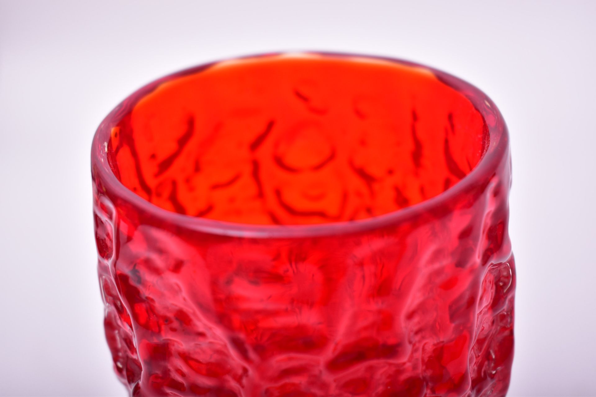 WHITEFRIARS - BARK RANGE RUBY 1960S GLASS VASE - Image 3 of 5