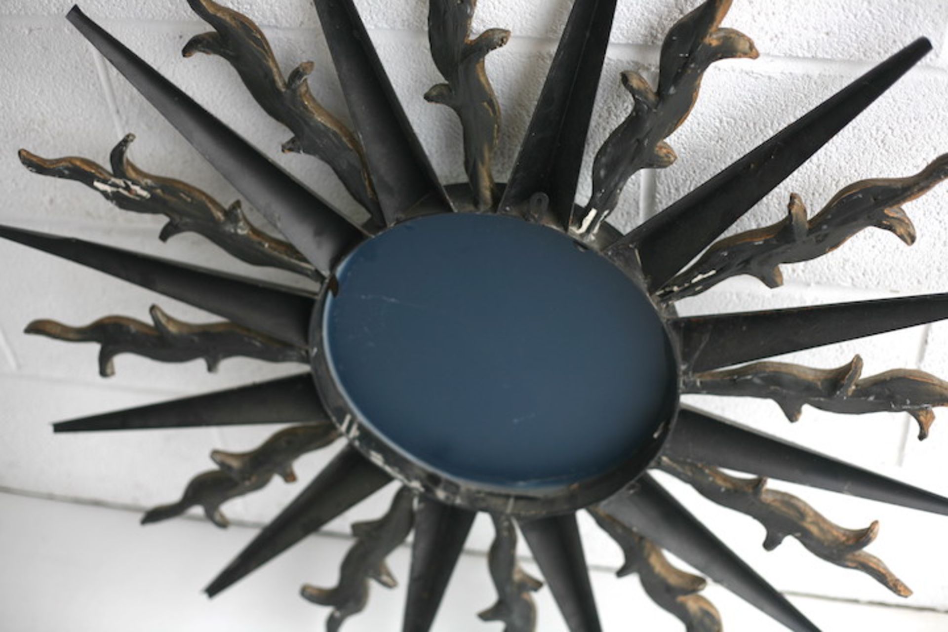 LARGE VINTAGE 20TH CENTURY METAL WORKED SUNBURST MIRROR - Bild 4 aus 5