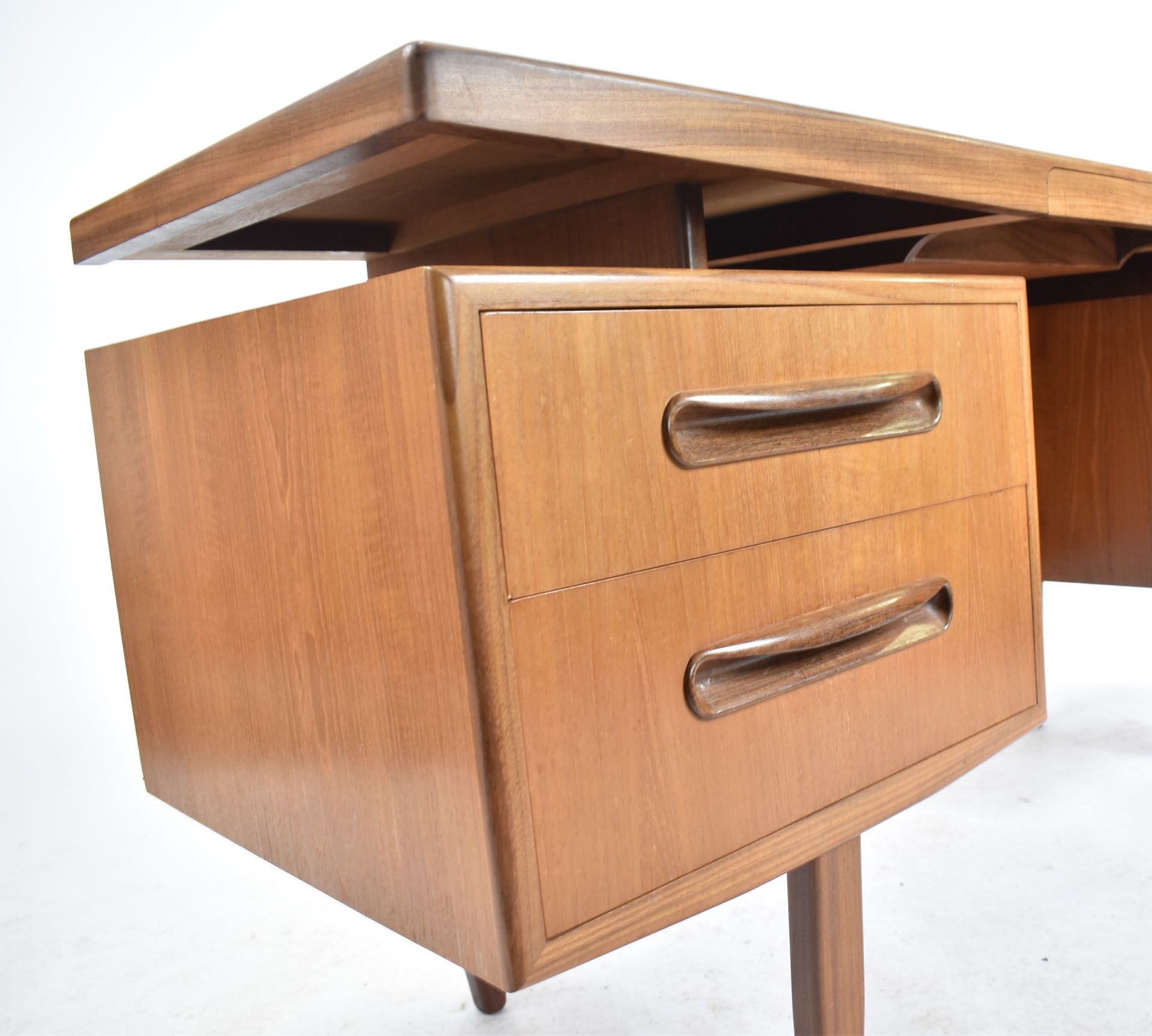 G-PLAN - FRESCO - MID CENTURY 1960S TEAK WRITING DESK - Bild 5 aus 10