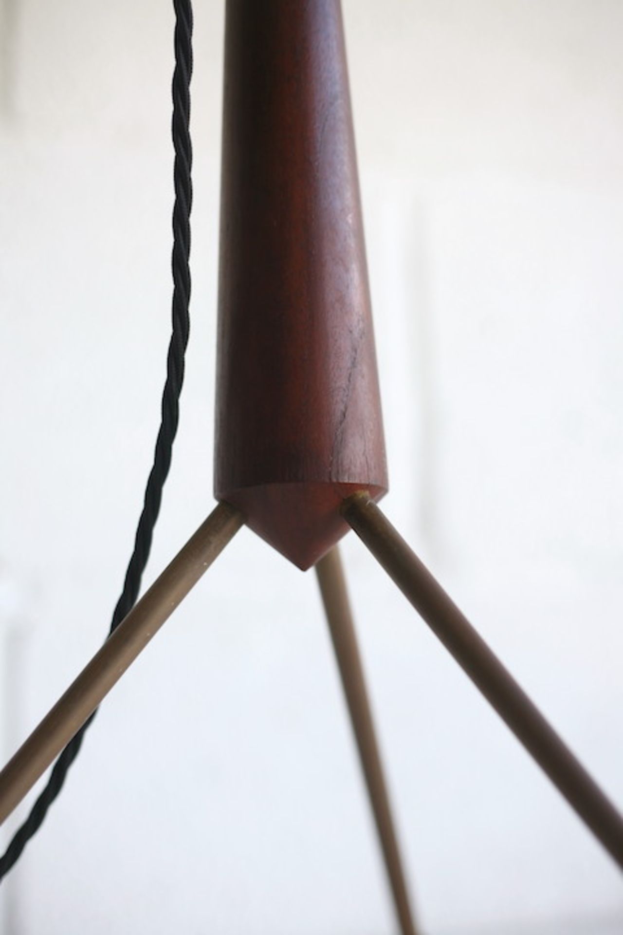 20TH CENTURY 1960s TEAK AND BRASS TRIPOD TABLE LAMP - Image 4 of 5