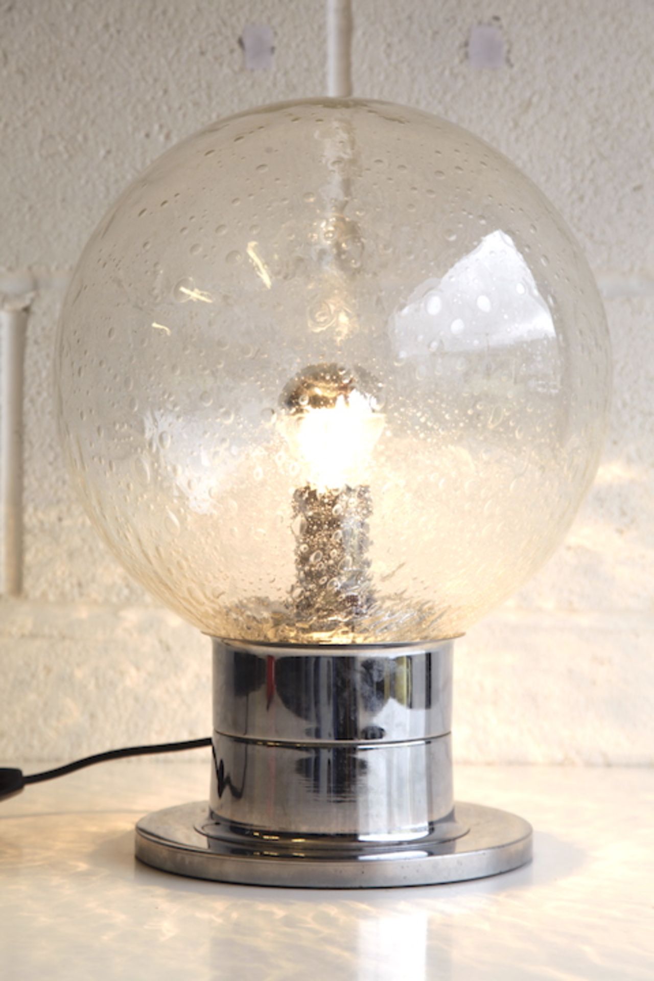 20TH CENTURY 1970S CHROME AND BUBBLE GLASS TABLE LAMP - Image 3 of 4