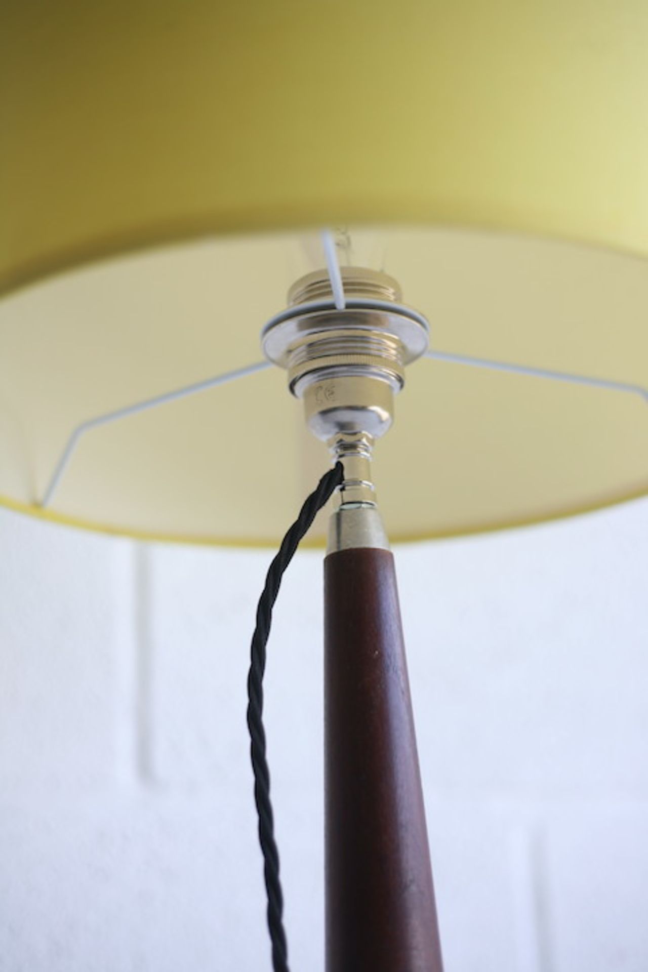 20TH CENTURY 1960s TEAK AND BRASS TRIPOD TABLE LAMP - Image 2 of 5