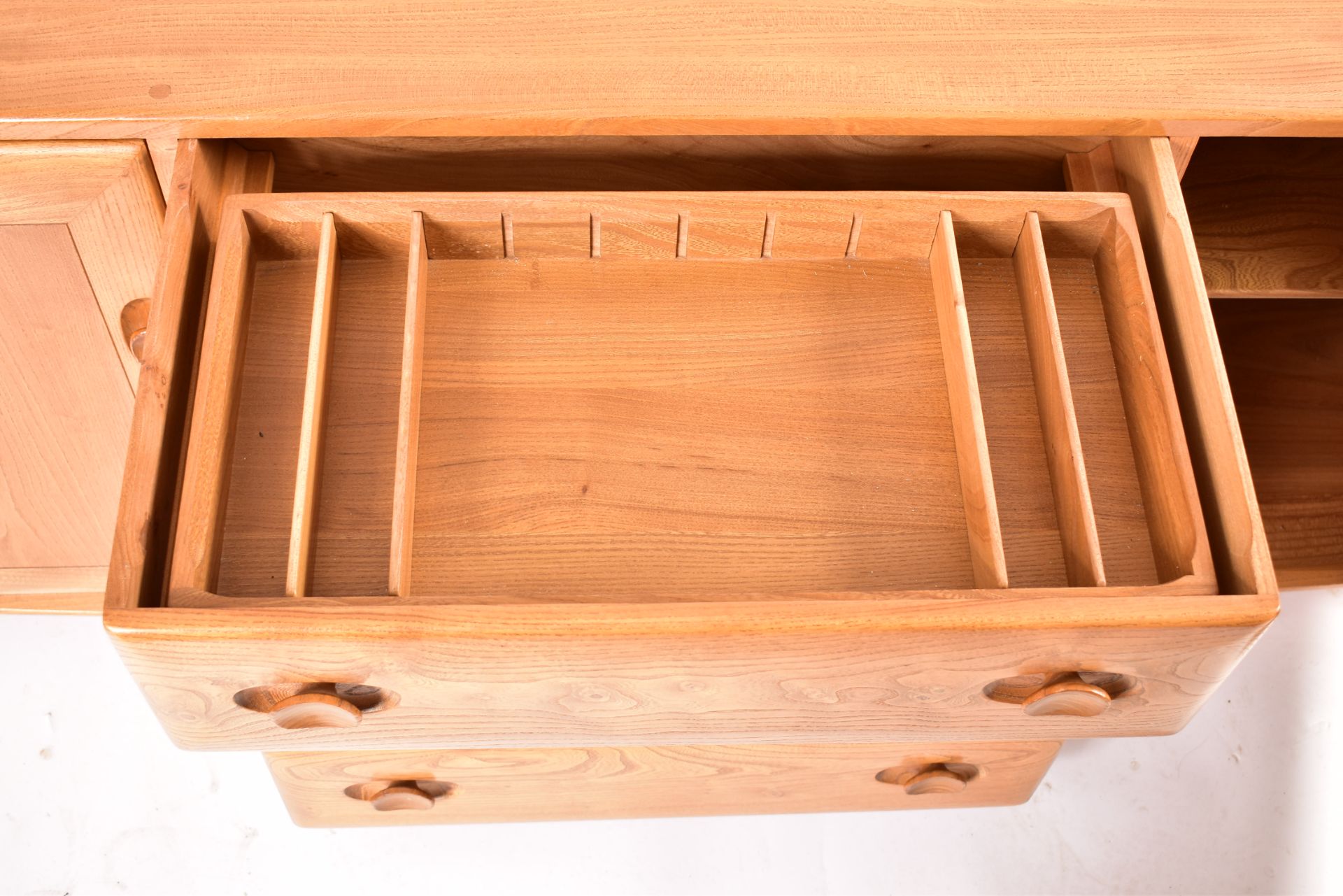 ERCOL - WINDSOR RANGE - MID CENTURY ELM SIDEBOARD - Image 5 of 7