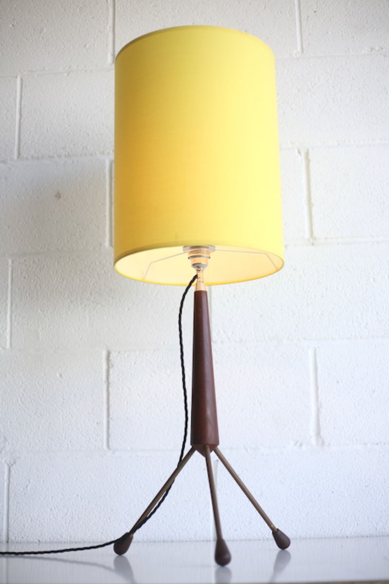 20TH CENTURY 1960s TEAK AND BRASS TRIPOD TABLE LAMP - Image 5 of 5