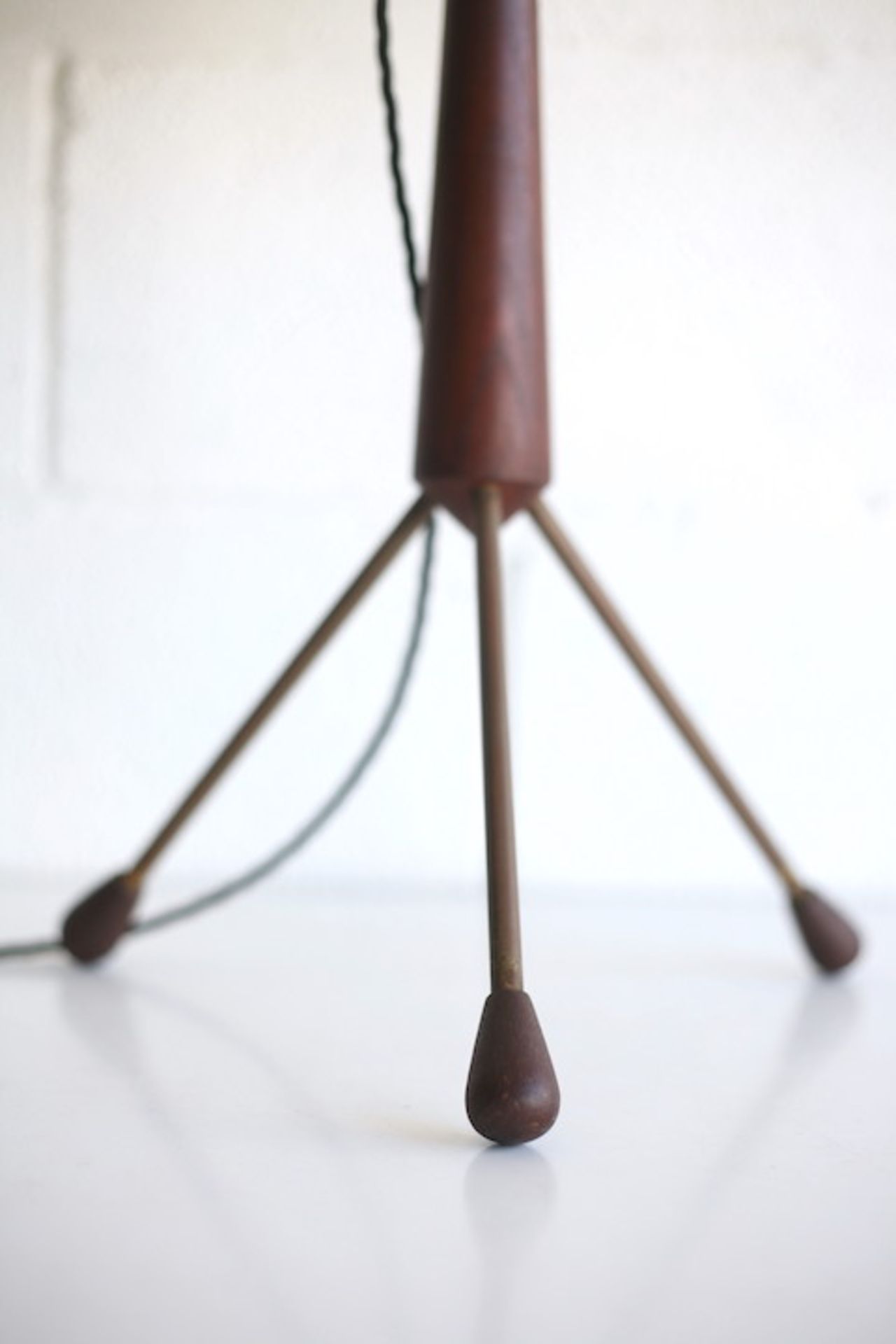 20TH CENTURY 1960s TEAK AND BRASS TRIPOD TABLE LAMP - Image 3 of 5
