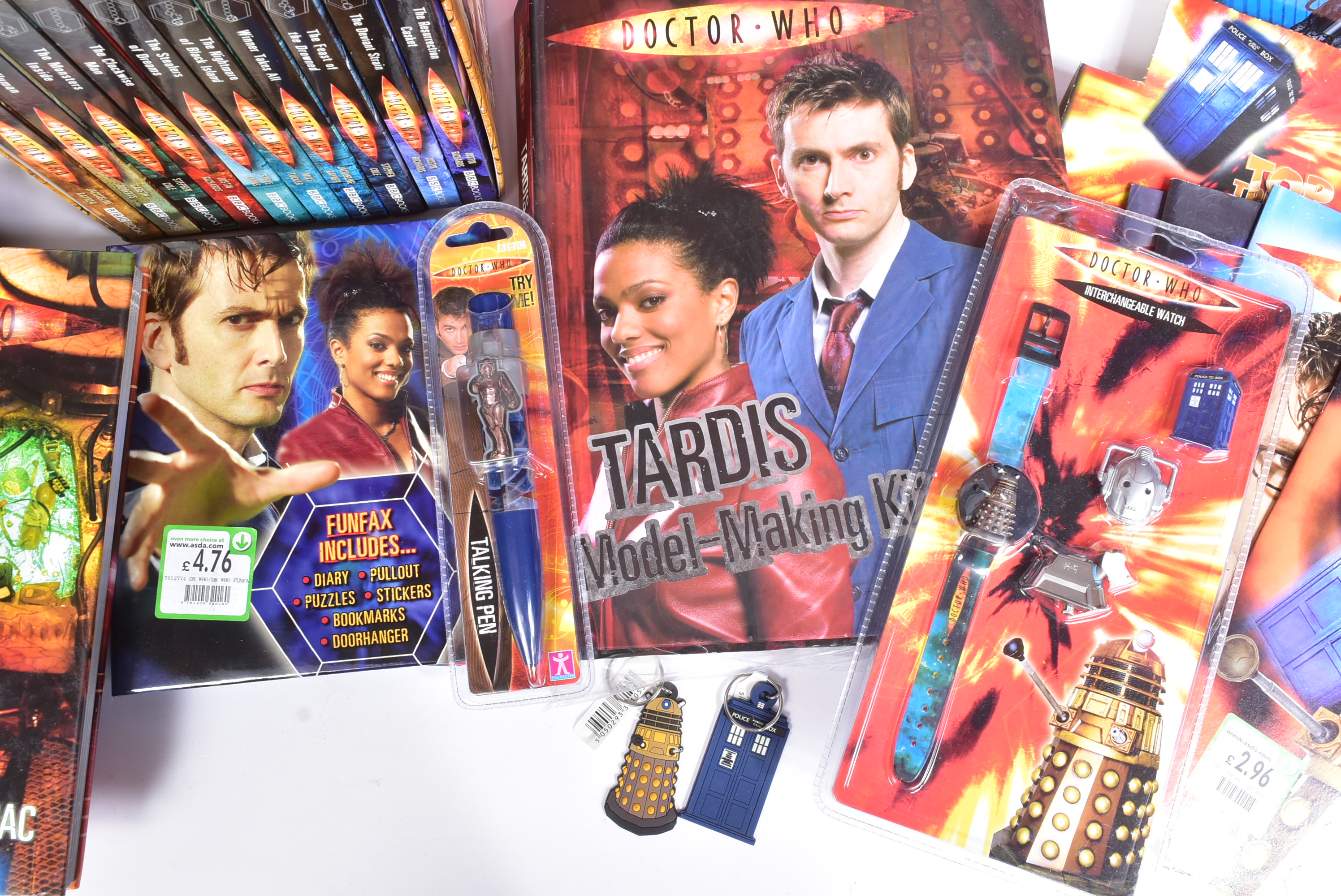 DOCTOR WHO - ASSORTED COLLECTION OF MEMORABILIA - Image 5 of 7