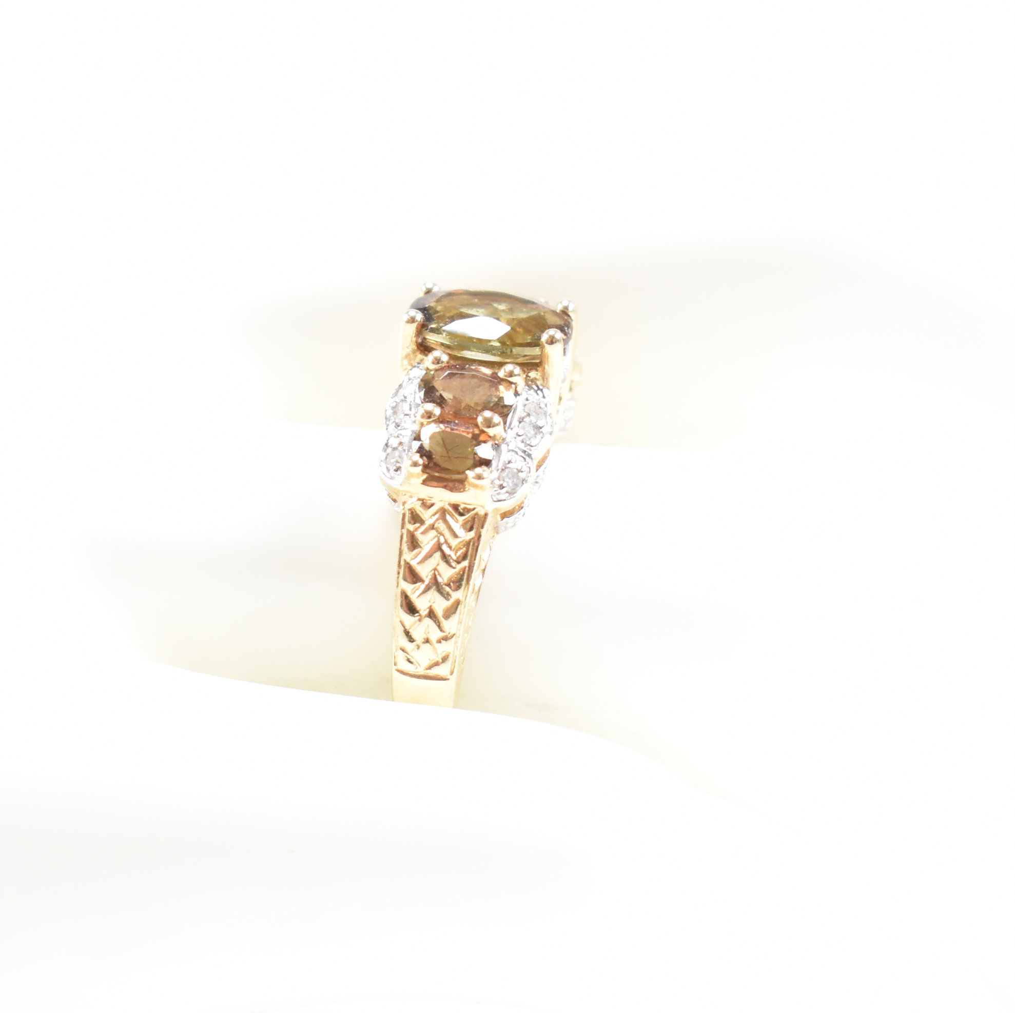 YELLOW GOLD ANDALUSITE & DIAMOND RING - Image 7 of 7