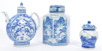 COLLECTION OF PORCELAIN CHINESE BLUE & WHITE ITEMS