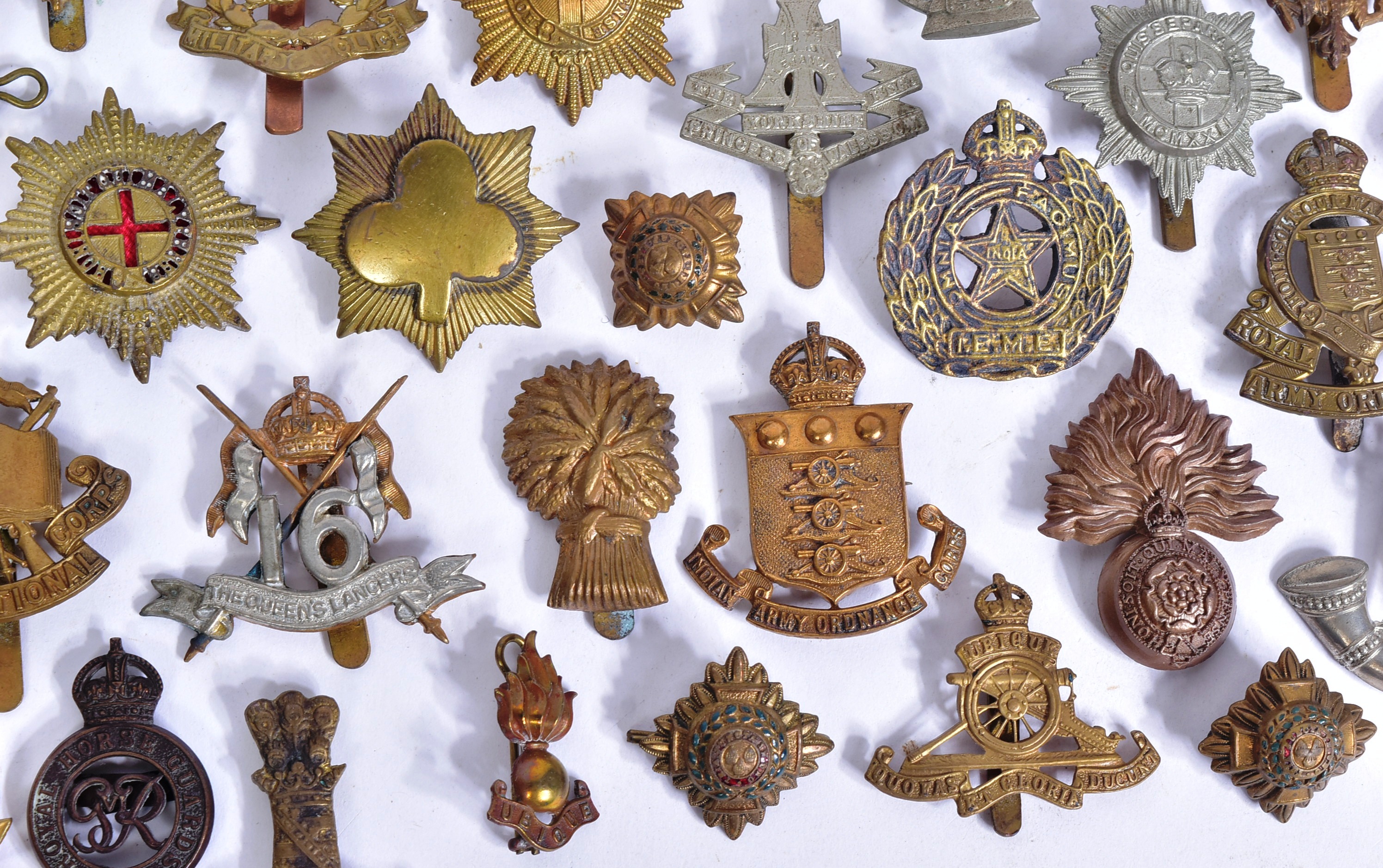 COLLECTION OF ASSORTED BRITISH MILITARY CAP BADGES - Image 4 of 5
