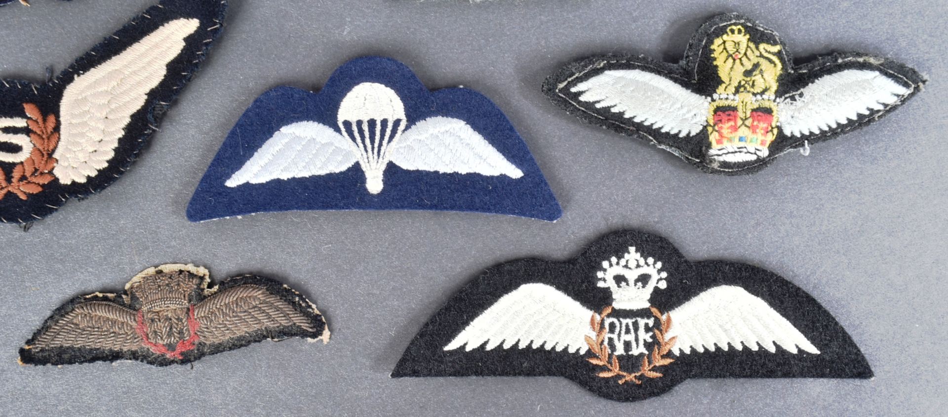 COLLECTION OF ASSORTED RAF ROYAL AIR FORCE BADGES & PATCHES - Bild 3 aus 9