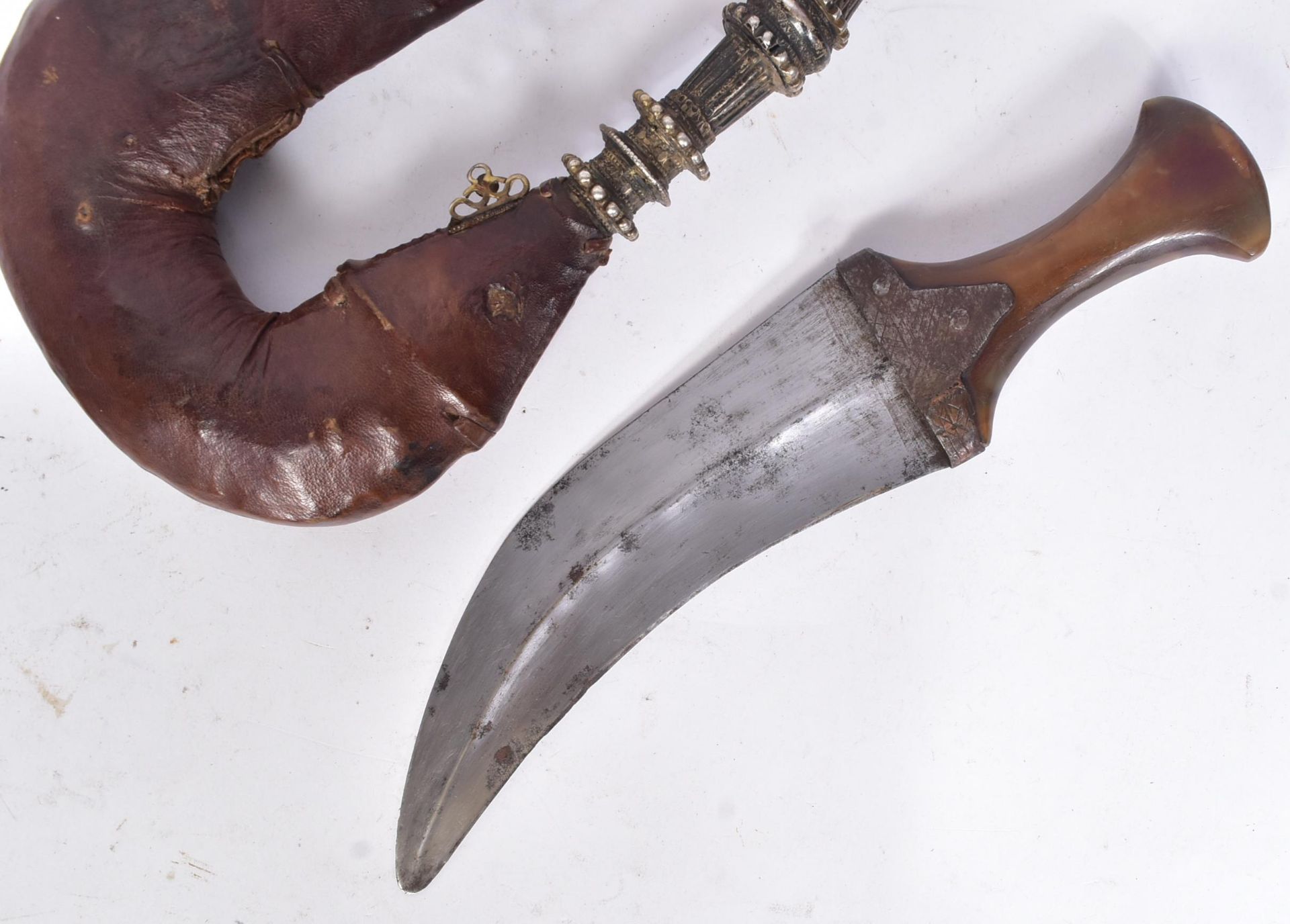 ORIGINAL SOUTH ARABIAN / YEMEN GUSBI JAMBIYA DAGGER - Image 4 of 5