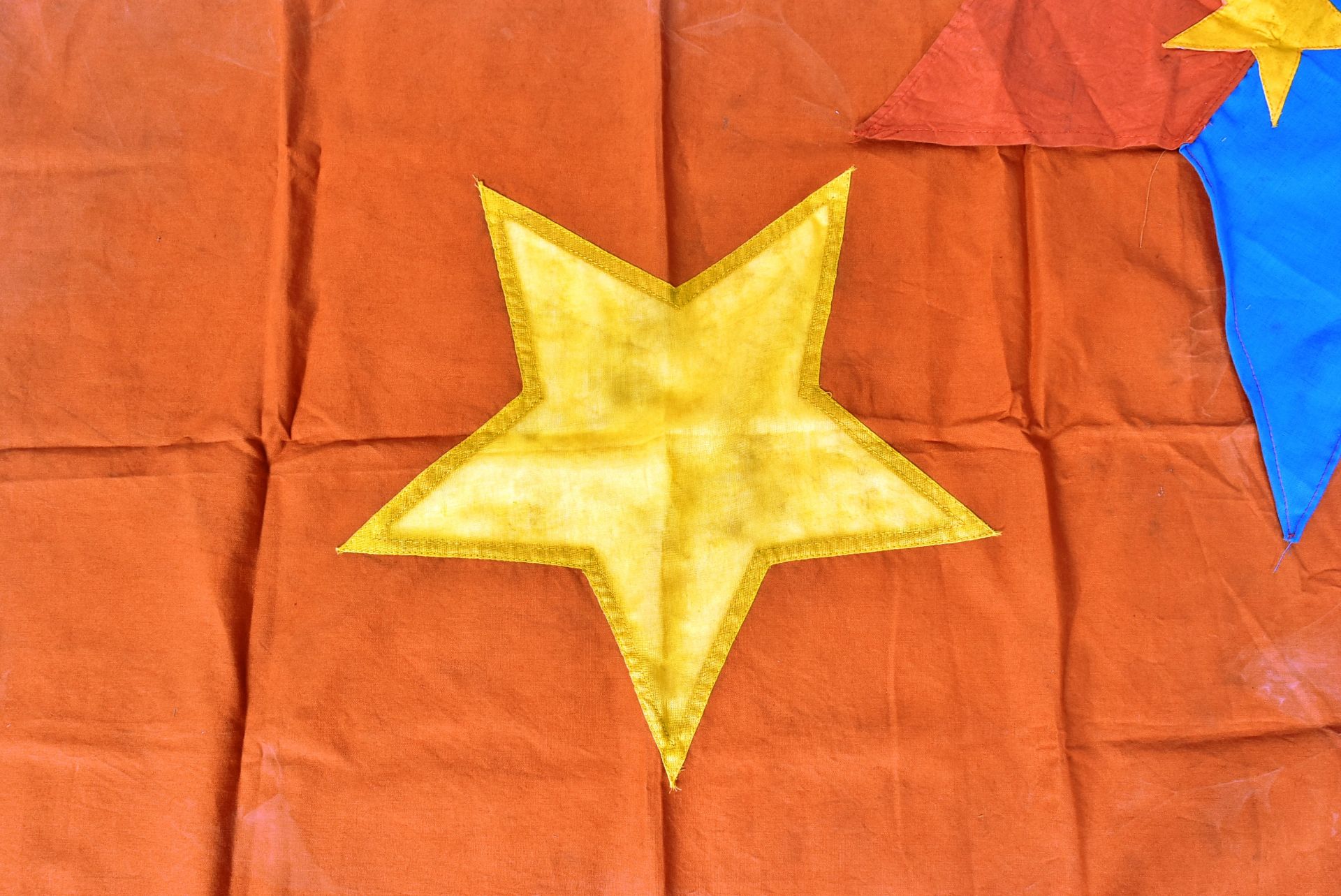 NORTH VIETNAMESE ARMY FLAG & VIETCONG BUNTING - Bild 3 aus 3