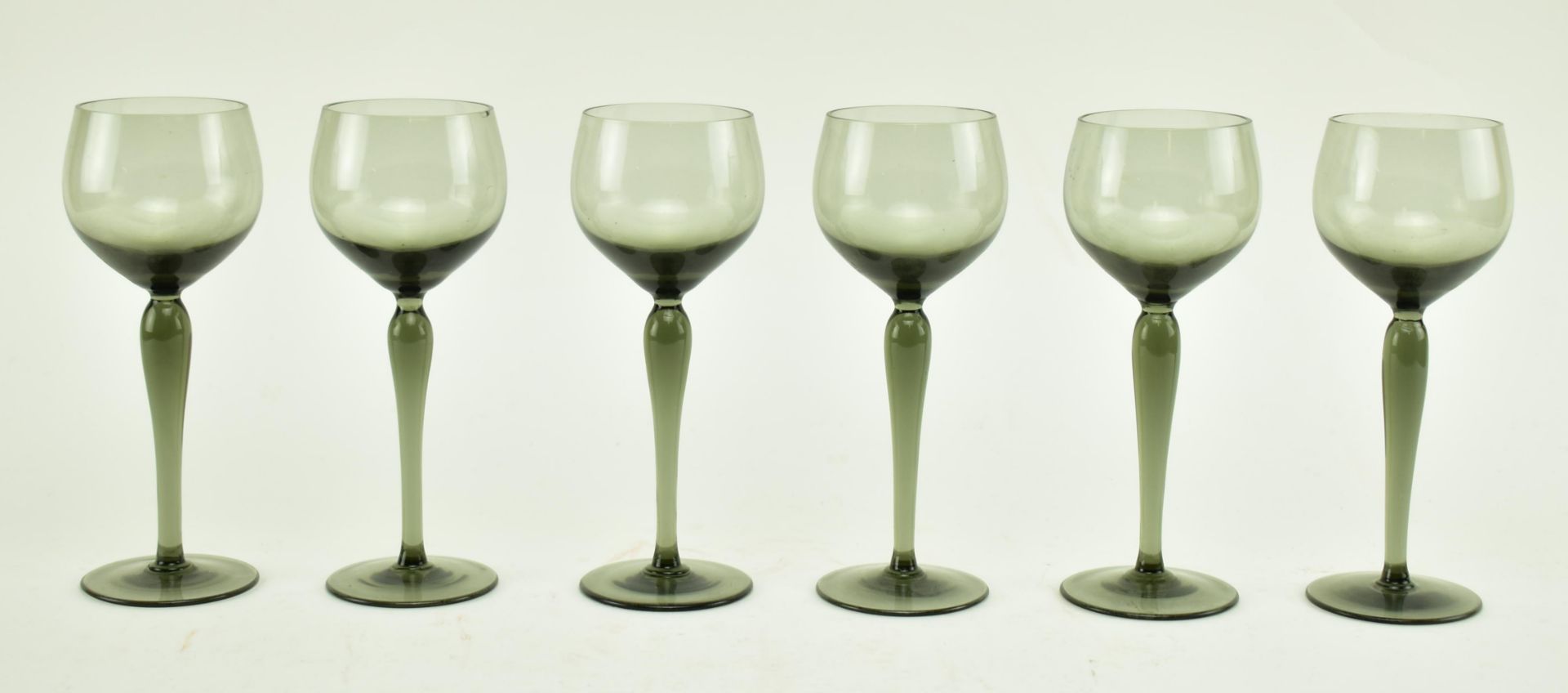 SIX SMOKED GREY GLASS WINE GLASSES & MATCHED PITCHER JUG - Image 6 of 8