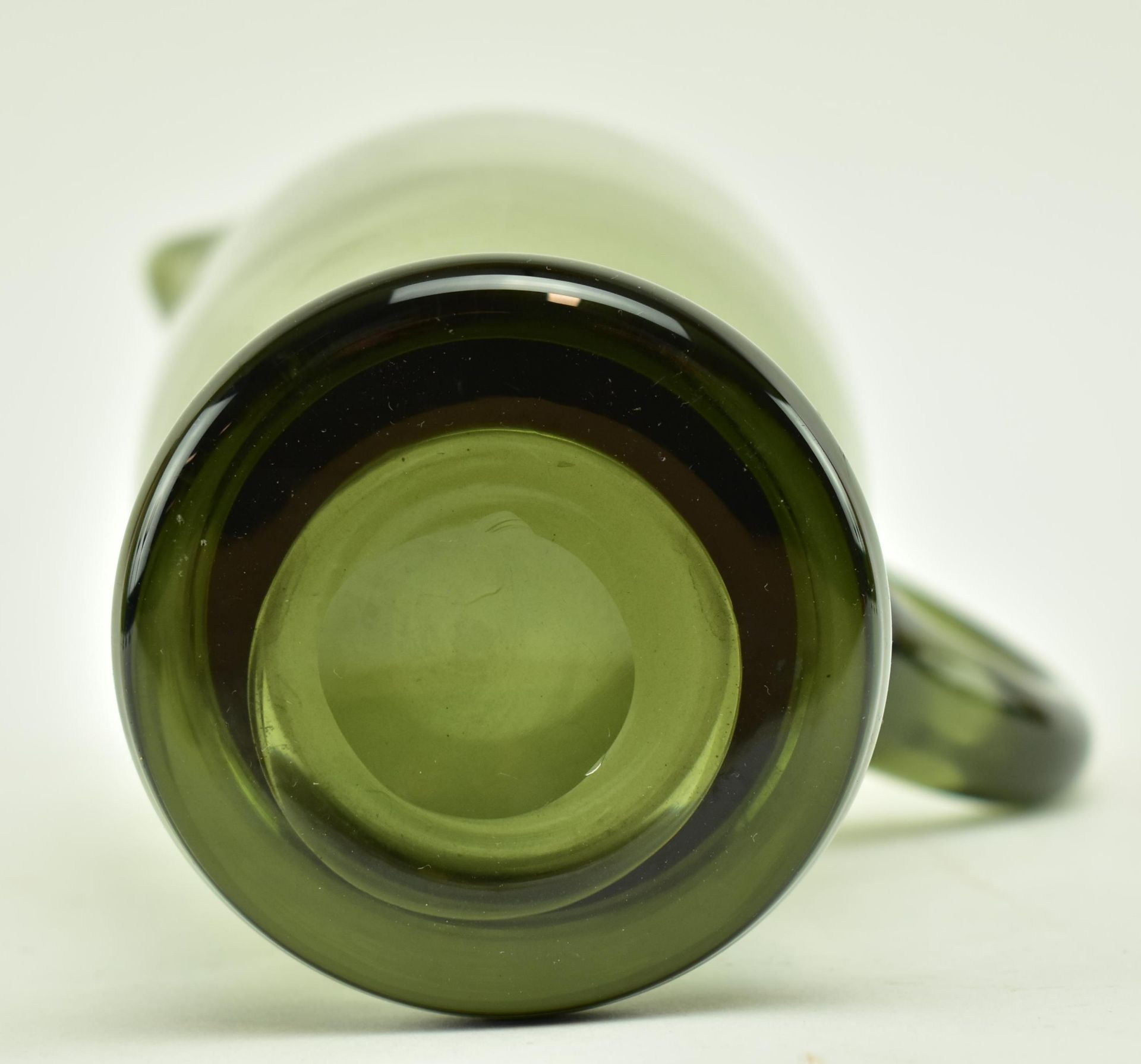 SIX SMOKED GREY GLASS WINE GLASSES & MATCHED PITCHER JUG - Image 5 of 8