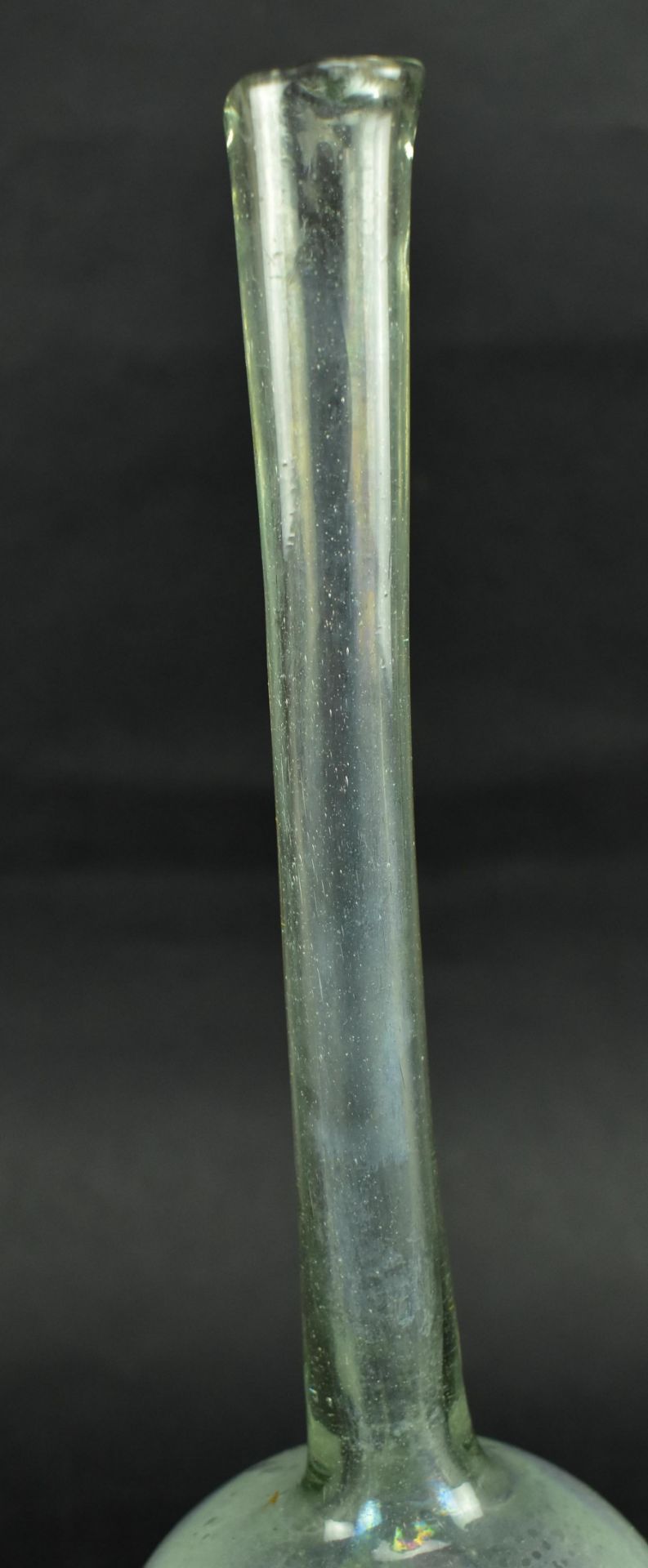 19TH CENTURY HAND BLOWN RIDGED TALL NECK GLASS VASE - Image 3 of 5