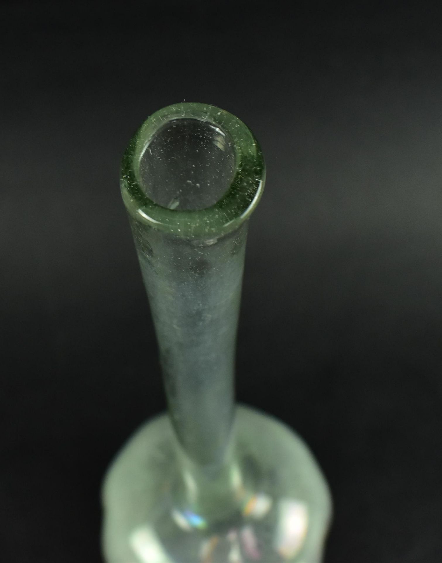 19TH CENTURY HAND BLOWN RIDGED TALL NECK GLASS VASE - Image 2 of 5