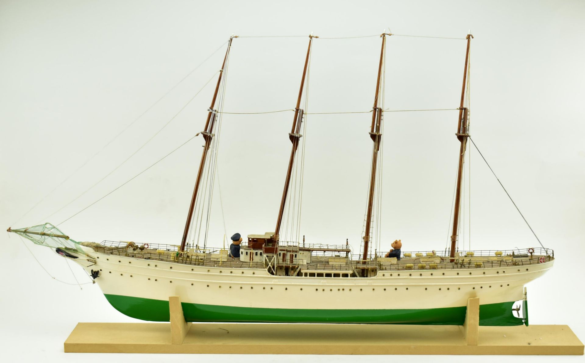 MID CENTURY HAND MADE COLLECTOR'S MODEL HOBBY SHIP
