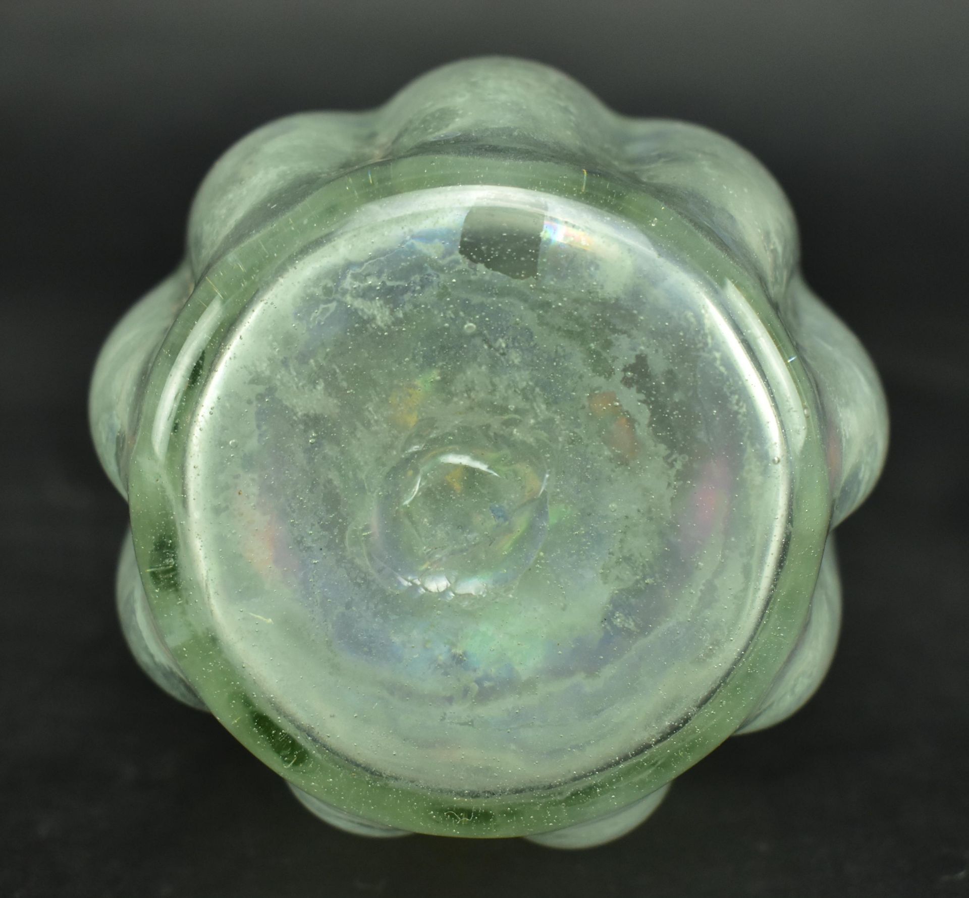 19TH CENTURY HAND BLOWN RIDGED TALL NECK GLASS VASE - Image 5 of 5