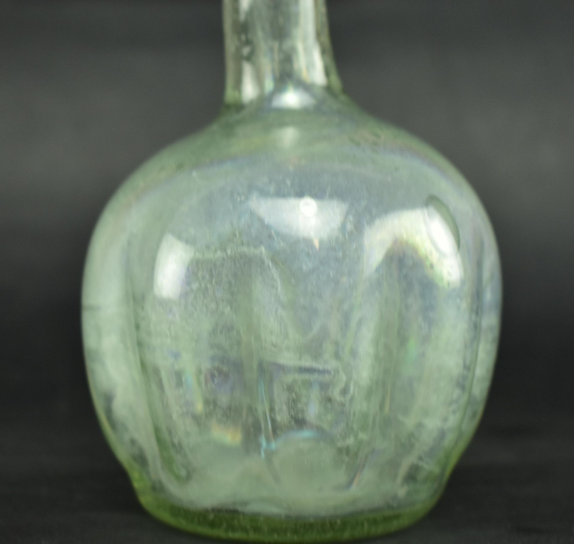 19TH CENTURY HAND BLOWN RIDGED TALL NECK GLASS VASE - Image 4 of 5