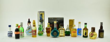 A LARGE COLLECTION OF MINIATURE BOTTLES OF SPRITS & LIQUEURS