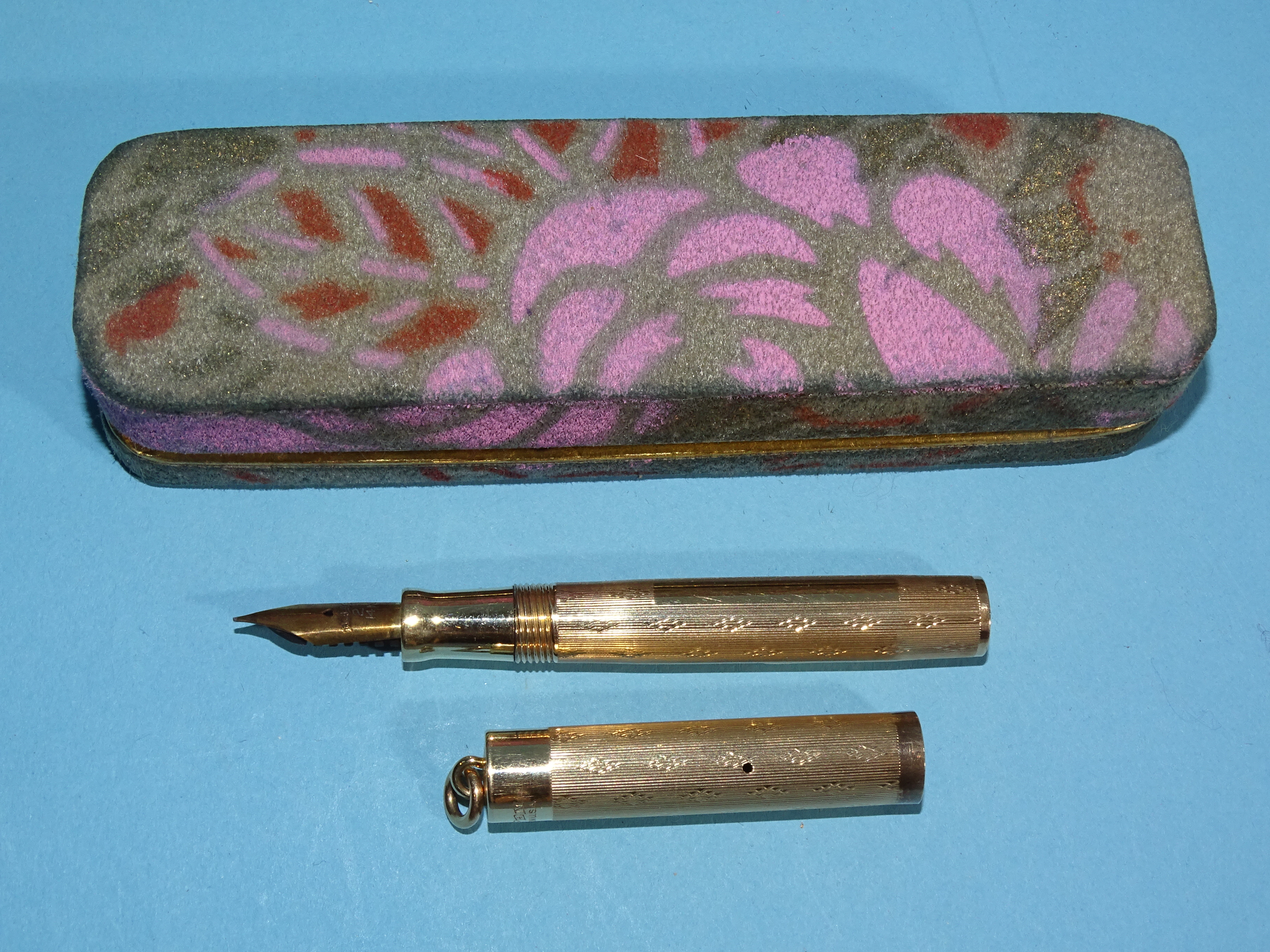 A Wahl Eversharp fountain pen marked 'Solid Gold, Made in USA', with 14k Wahl 2 nib, 9.5cm long, (in