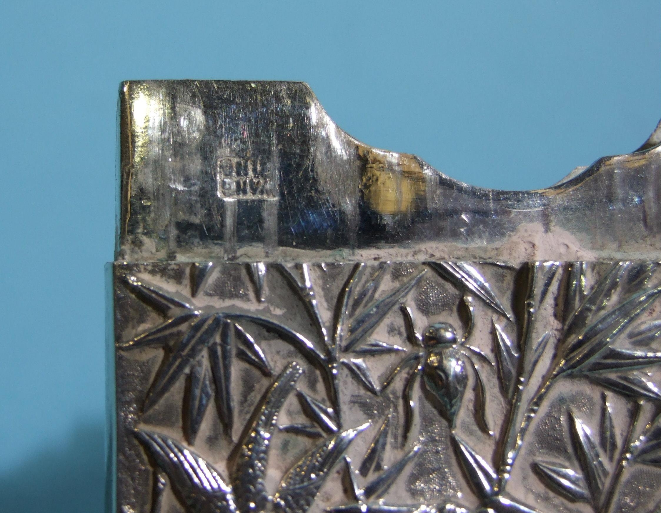 A Chinese silver card case decorated with bamboo and birds, 10 x 6.3cm, marked Wang Hing. - Bild 5 aus 5