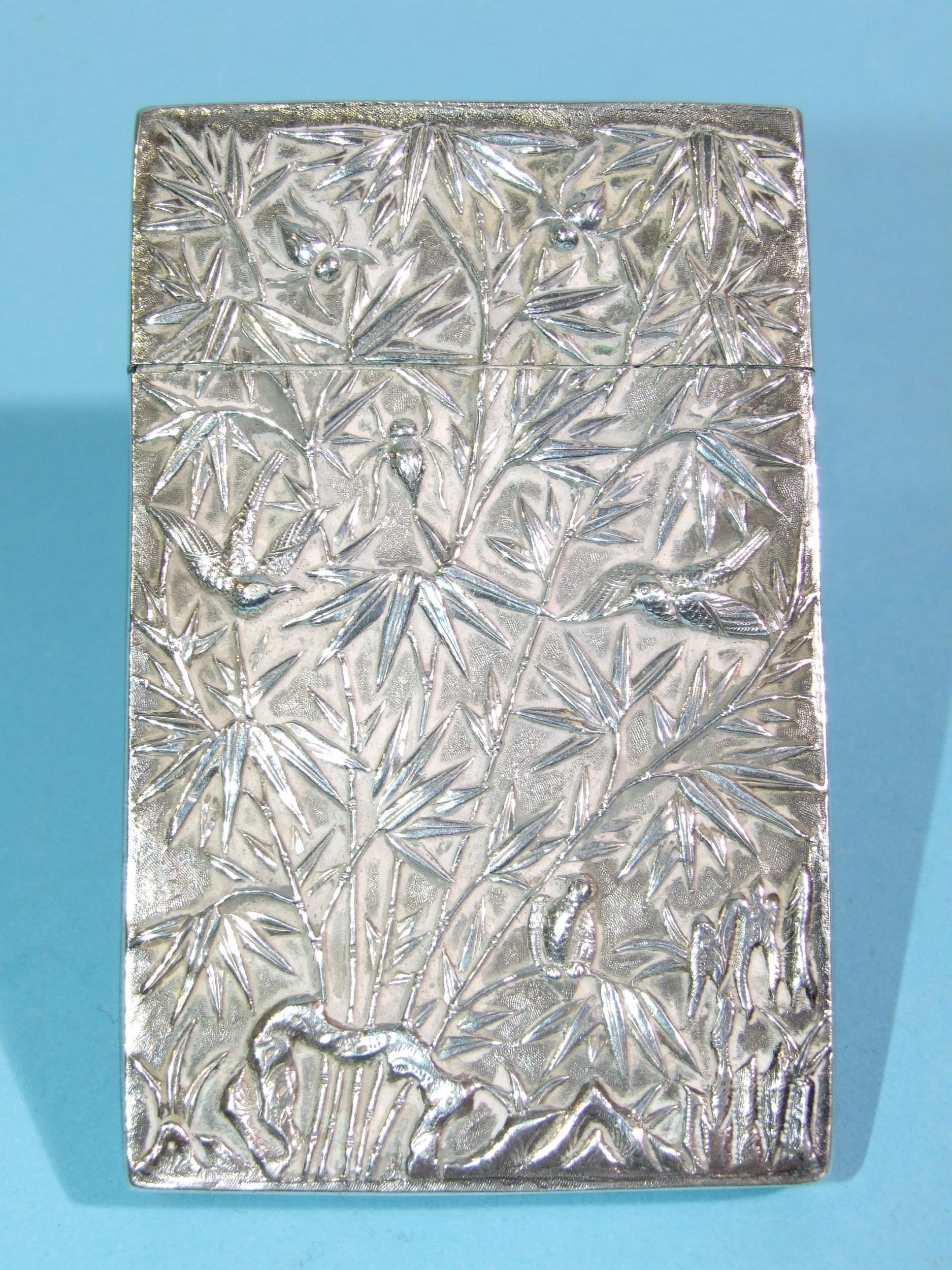 A Chinese silver card case decorated with bamboo and birds, 10 x 6.3cm, marked Wang Hing. - Bild 3 aus 5