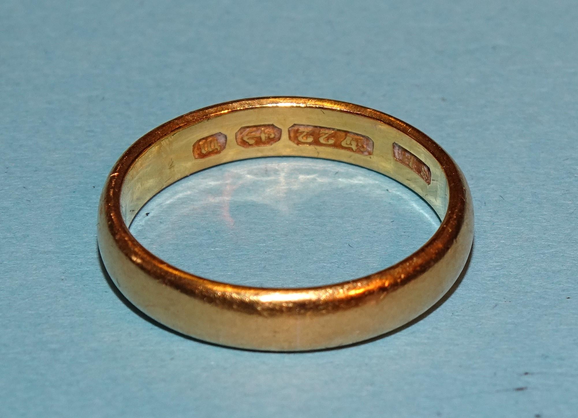 A 22ct gold wedding band, 4mm wide, size O½, 5.1g.