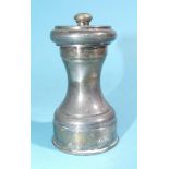 An Edwardian silver pepper mill, Birmingham 1906, 8.5cm high.