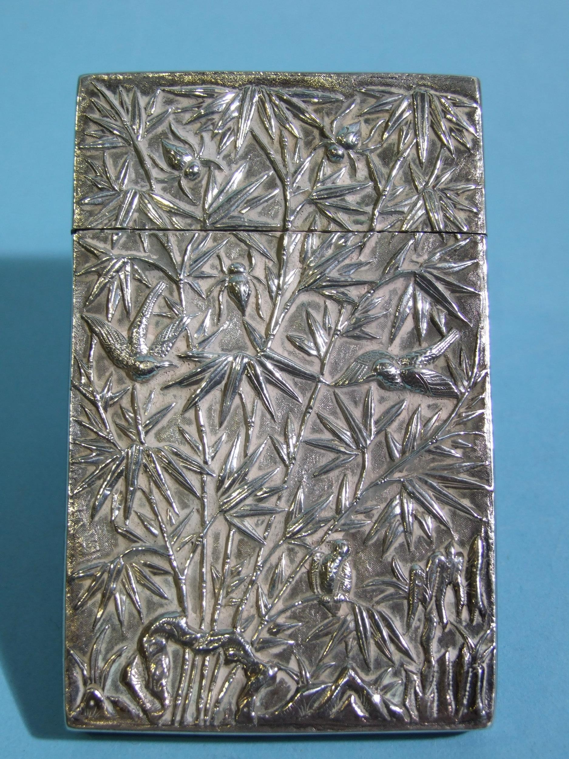 A Chinese silver card case decorated with bamboo and birds, 10 x 6.3cm, marked Wang Hing. - Bild 4 aus 5