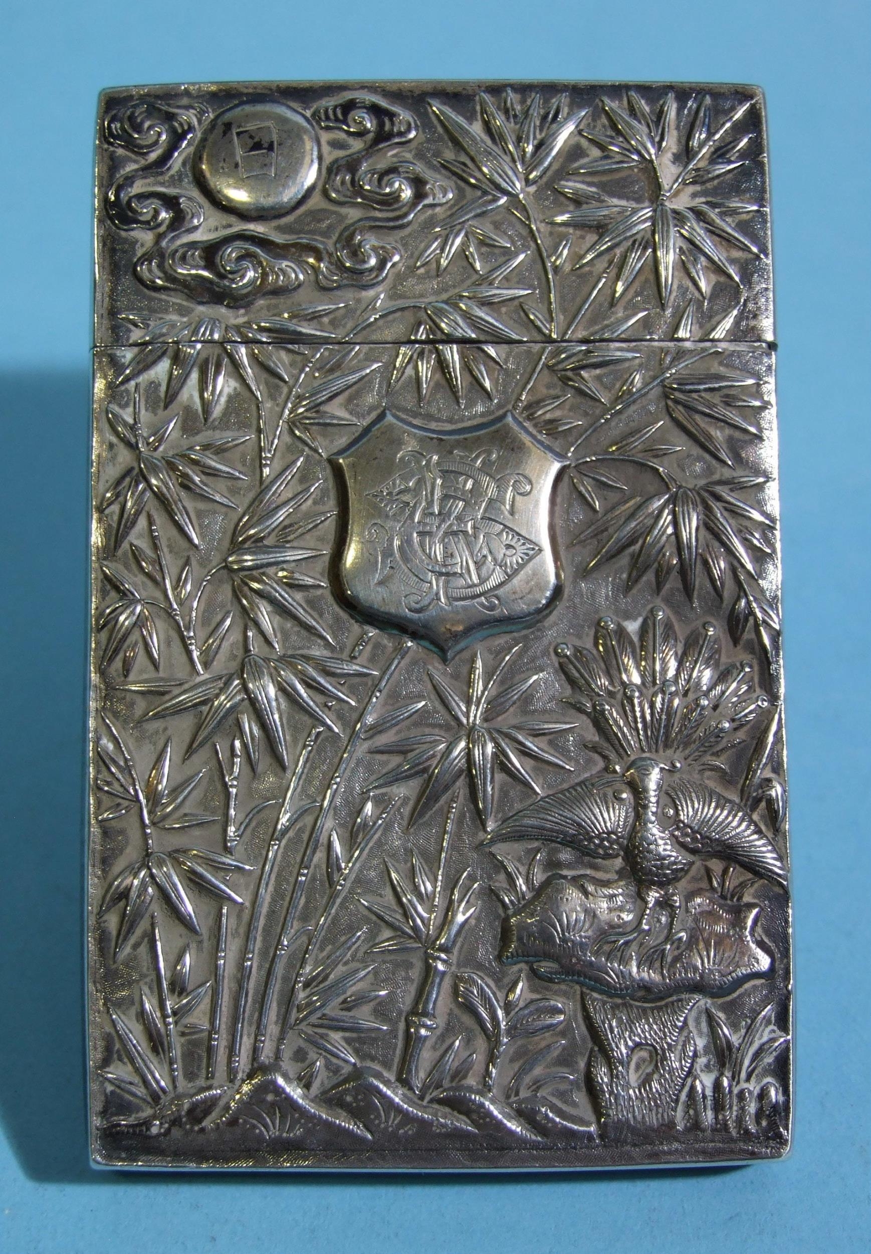 A Chinese silver card case decorated with bamboo and birds, 10 x 6.3cm, marked Wang Hing. - Bild 2 aus 5