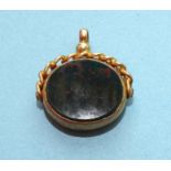 A 9ct yellow gold bloodstone and cornelian-set swivel fob, 6g.