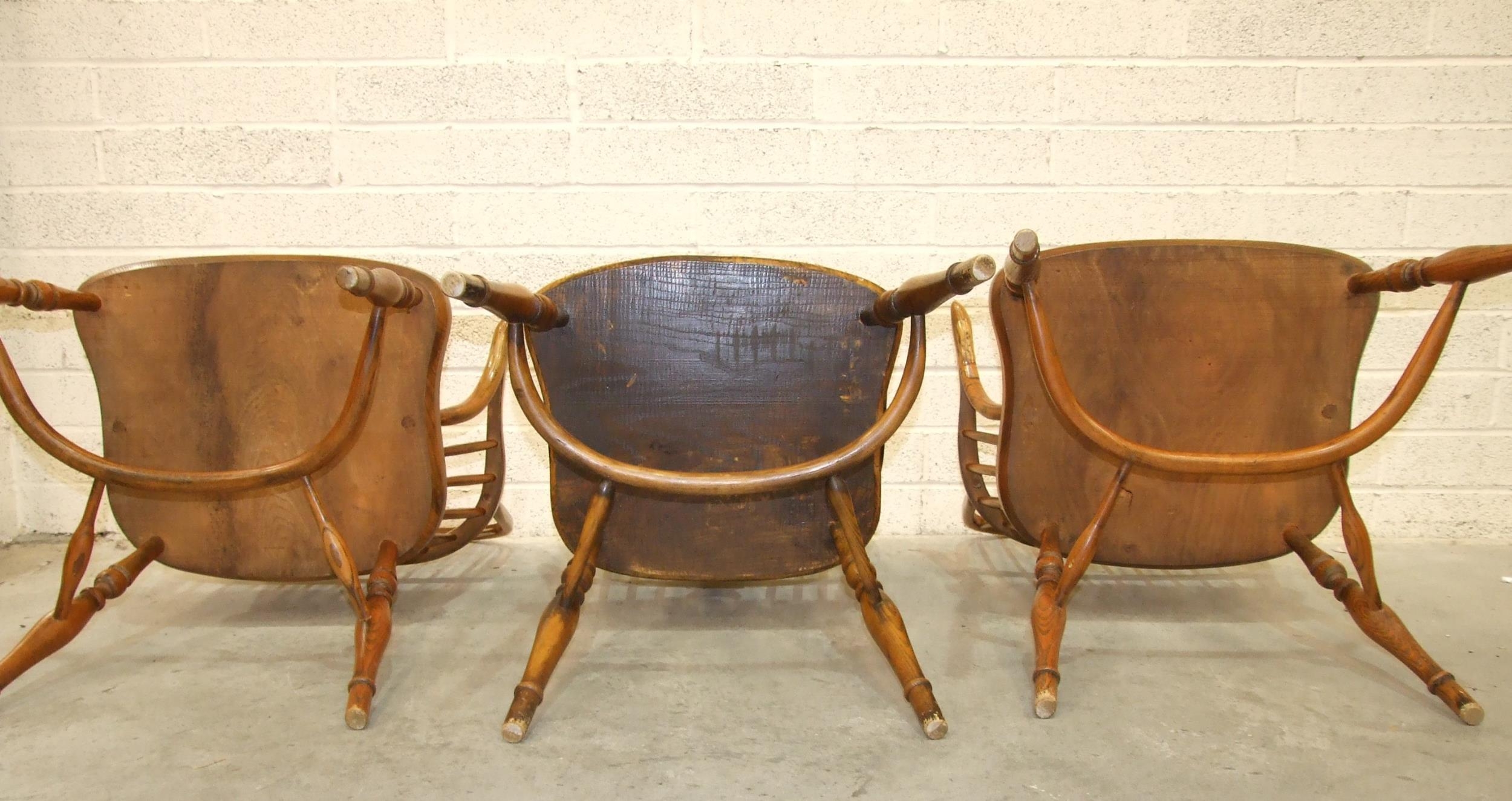 A pair of elm and beech comb-back Windsor chairs with crinoline stretchers and turned legs, (reddish - Image 3 of 4