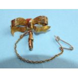 A 15ct yellow gold bow brooch with shackle, 25mm, 2.2g.