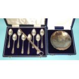 A cased set of eight Silver Jubilee (1952-1977) teaspoons, Sheffield 1977 and a small silver shallow