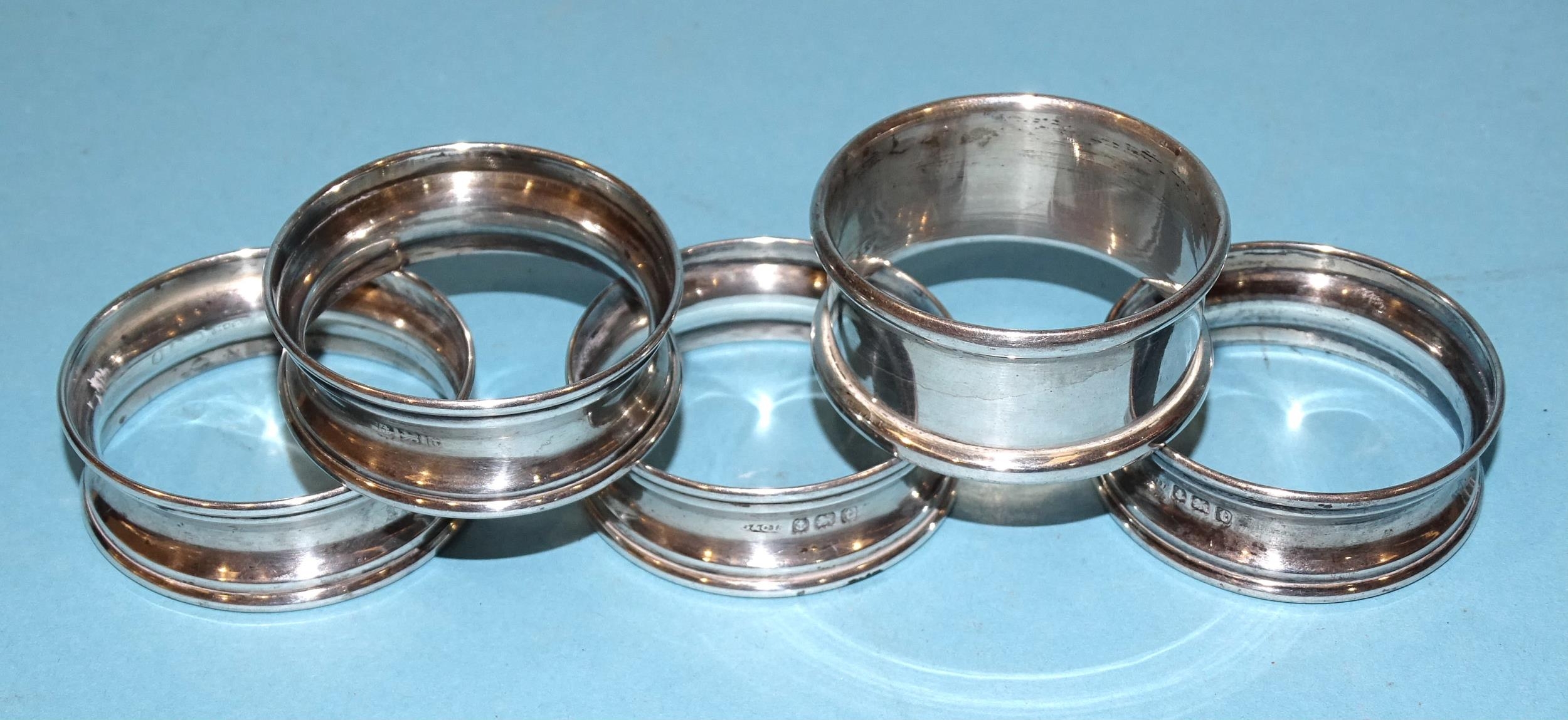 Four plain napkin rings, Birmingham 1918 and one other, ___1.3oz, (5).