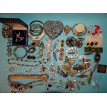 A large paste-set cockatoo brooch, another parrot brooch and other costume jewellery.