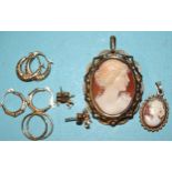 Four pairs of 9ct gold earrings, 3g, a 9ct gold mounted cameo brooch and a similar, smaller,