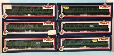 Bachmann OO gauge, six 63' Bulleid corridor malachite green coaches: 34-501, 525 (x2), 526 (x2),