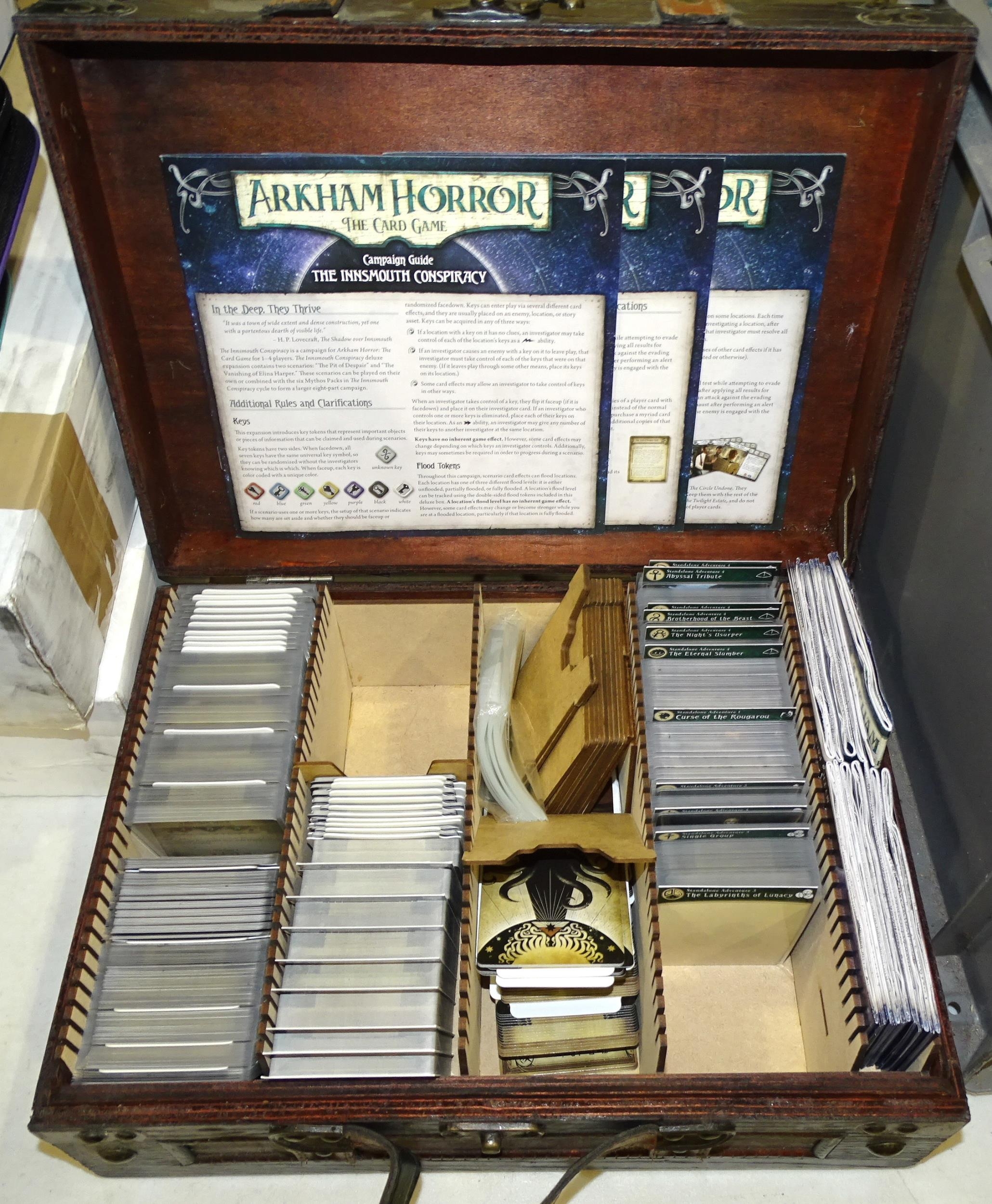 A large collection of 'Arkham Horror' game cards contained in an 'Arkham Horror' suitcase and ' - Bild 2 aus 4