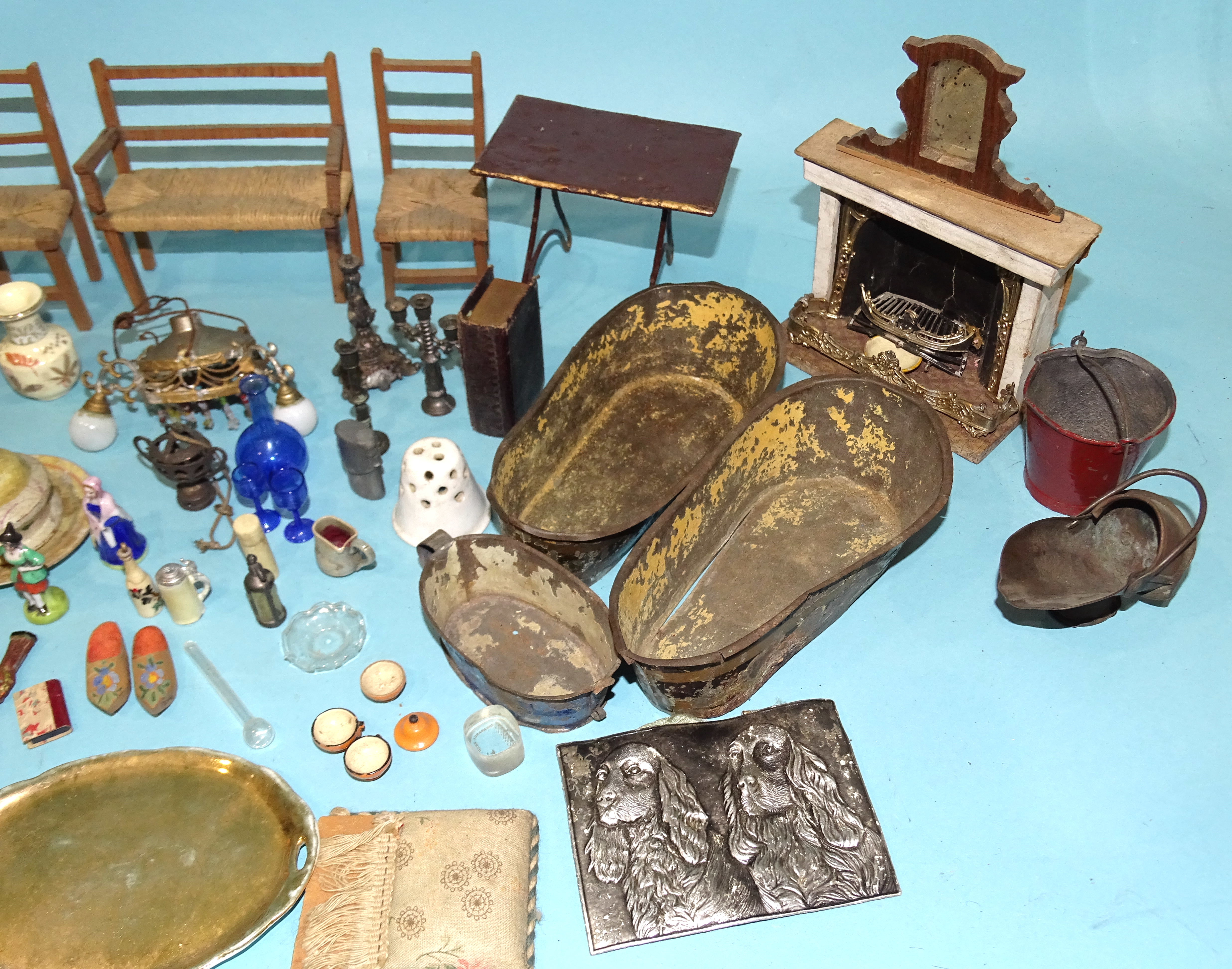 A quantity of mainly Edwardian doll's house furniture and accessories, including: three rush- - Bild 4 aus 4
