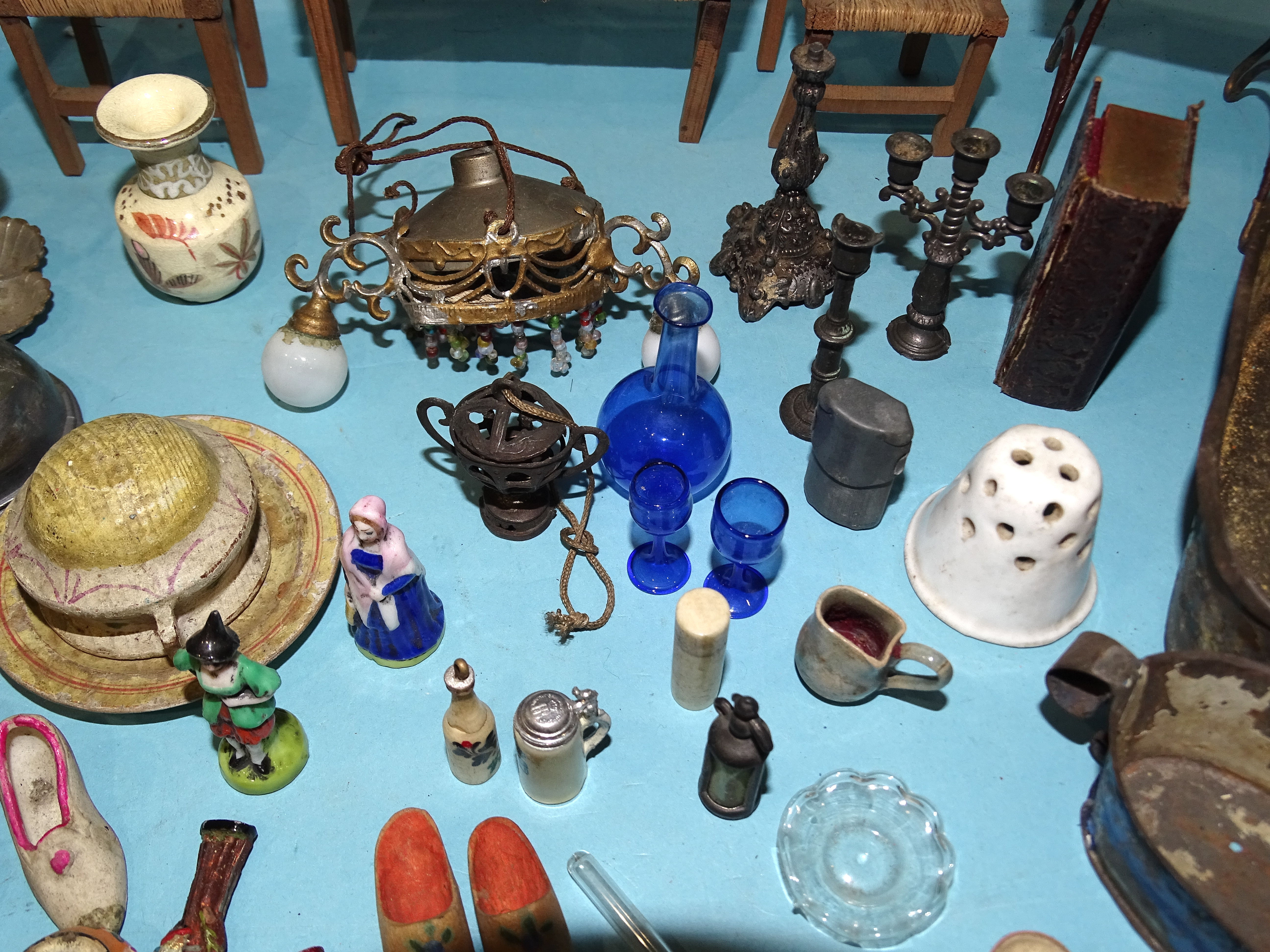 A quantity of mainly Edwardian doll's house furniture and accessories, including: three rush- - Bild 2 aus 4